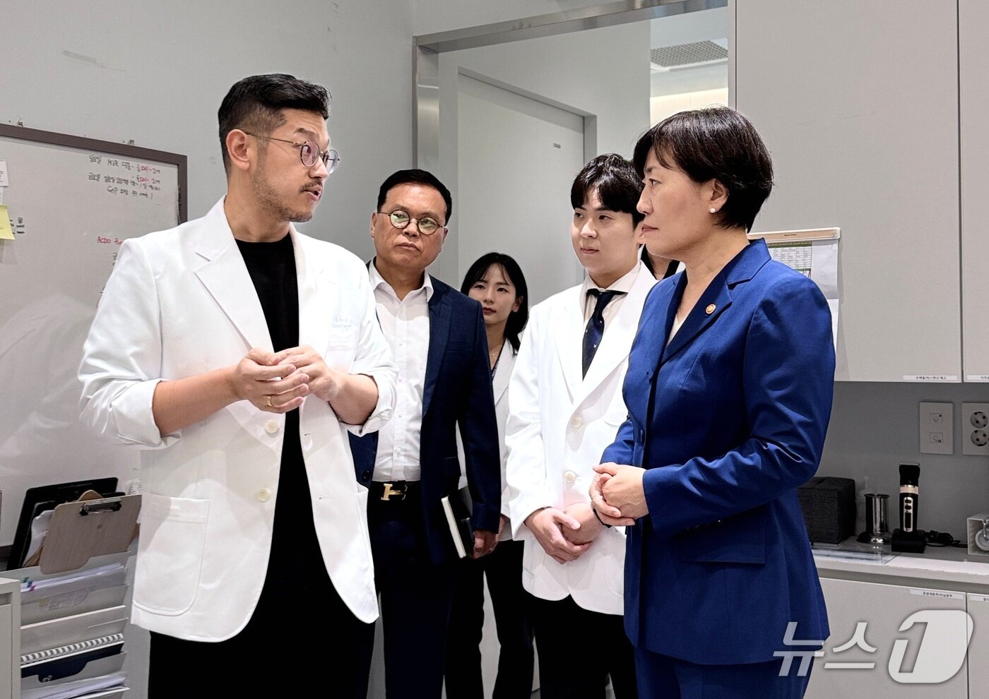 본문 이미지 - 송미령 농식품부 장관은 25일 넬동물의료센터를 찾아 의료진을 격려했다&#40;동물병원 제공&#41;. ⓒ 뉴스1