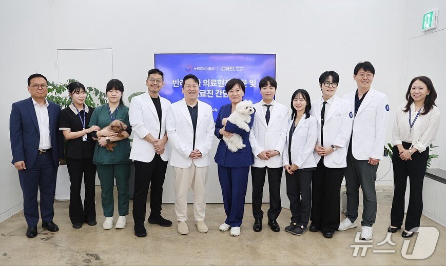 본문 이미지 - 송미령 농식품부 장관은 25일 넬동물의료센터를 찾아 의료진을 격려했다&#40;장관 인스타그램 갈무리&#41;. ⓒ 뉴스1