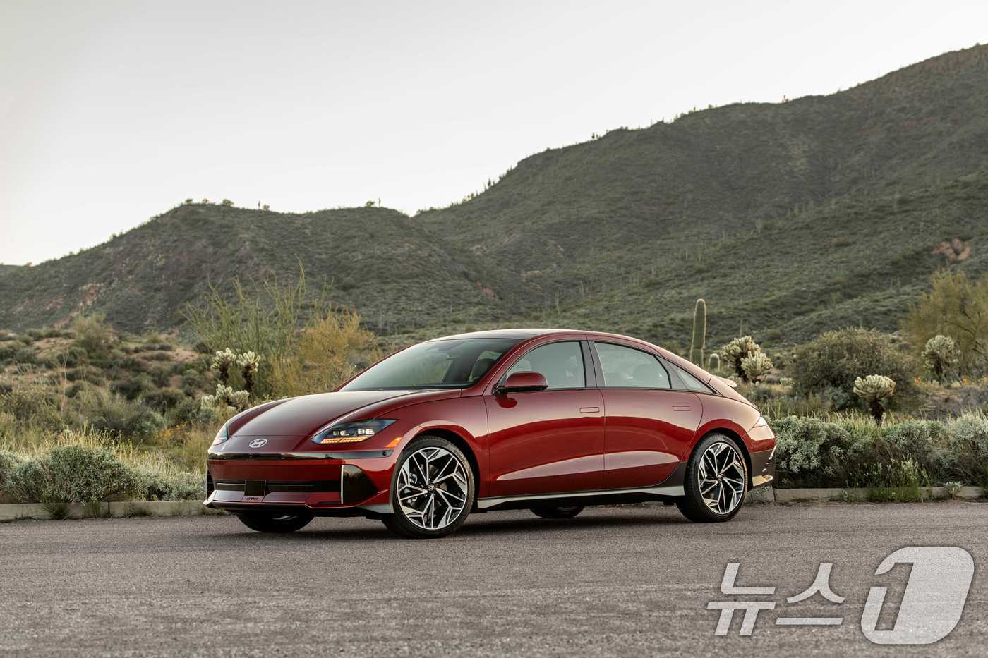 (서울=뉴스1) = 현대차그룹은 미국 유력 자동차 평가 전문 웹사이트인 '카즈닷컴'이 지난 18일에 발표한 '2026 전기차 톱 픽'에서 3개 부문에 2년 연속으로 선정됐다고 26 …