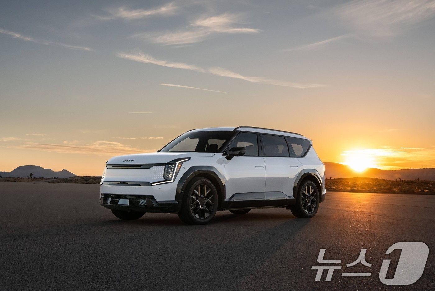 (서울=뉴스1) = 현대차그룹은 미국 유력 자동차 평가 전문 웹사이트인 '카즈닷컴'이 지난 18일에 발표한 '2026 전기차 톱 픽'에서 3개 부문에 2년 연속으로 선정됐다고 26 …