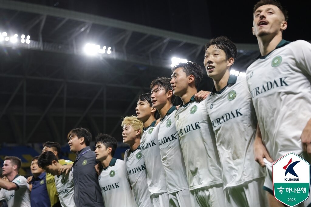 본문 이미지 - 선두 인천을 격침시킨 도깨비팀 김포 &#40;한국프로축구연맹 제공&#41;