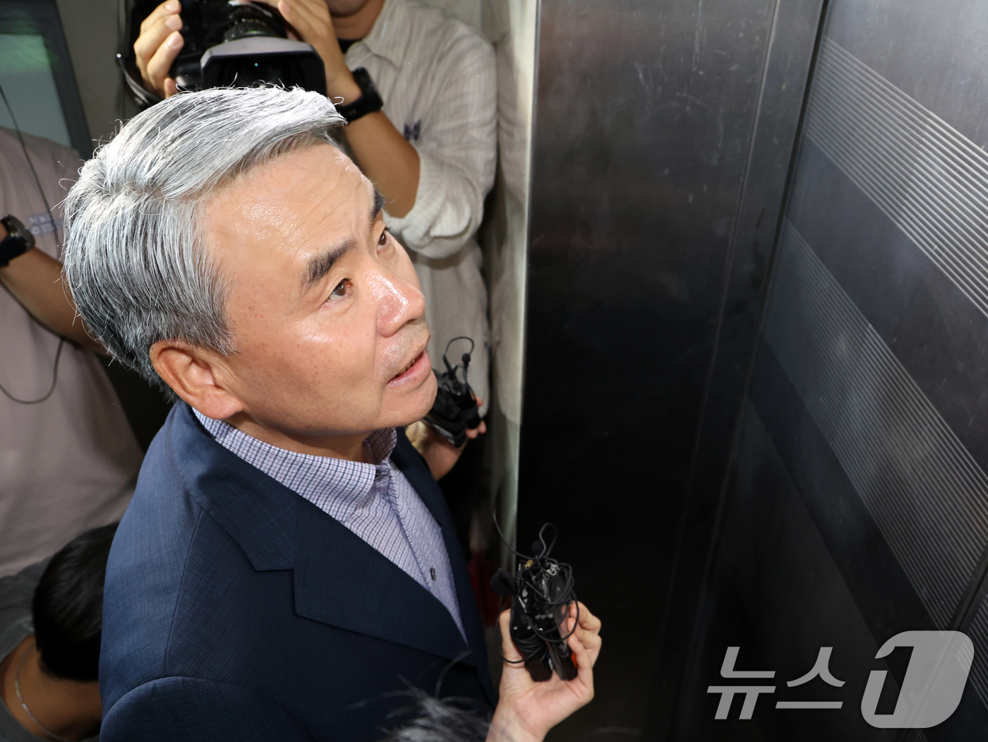 (서울=뉴스1) 황기선 기자 = 이종섭 전 국방부 장관이 26일 오전 서울 서초구 순직 해병 특검(특별검사 이명현) 사무실에 조사를 받기 위해 피의자 신분으로 출석하고 있다. 20 …
