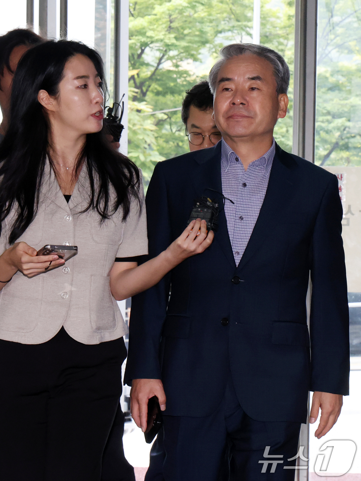 (서울=뉴스1) 황기선 기자 = 이종섭 전 국방부 장관이 26일 오전 서울 서초구 순직 해병 특검(특별검사 이명현) 사무실에 조사를 받기 위해 피의자 신분으로 출석하고 있다. 20 …