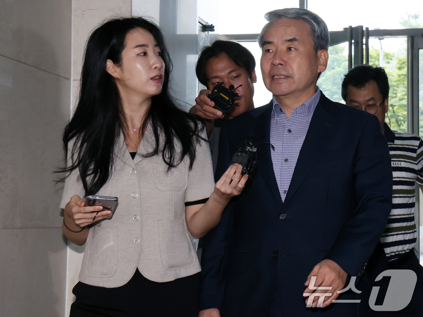 (서울=뉴스1) 황기선 기자 = 이종섭 전 국방부 장관이 26일 오전 서울 서초구 순직 해병 특검(특별검사 이명현) 사무실에 조사를 받기 위해 피의자 신분으로 출석하고 있다. 20 …