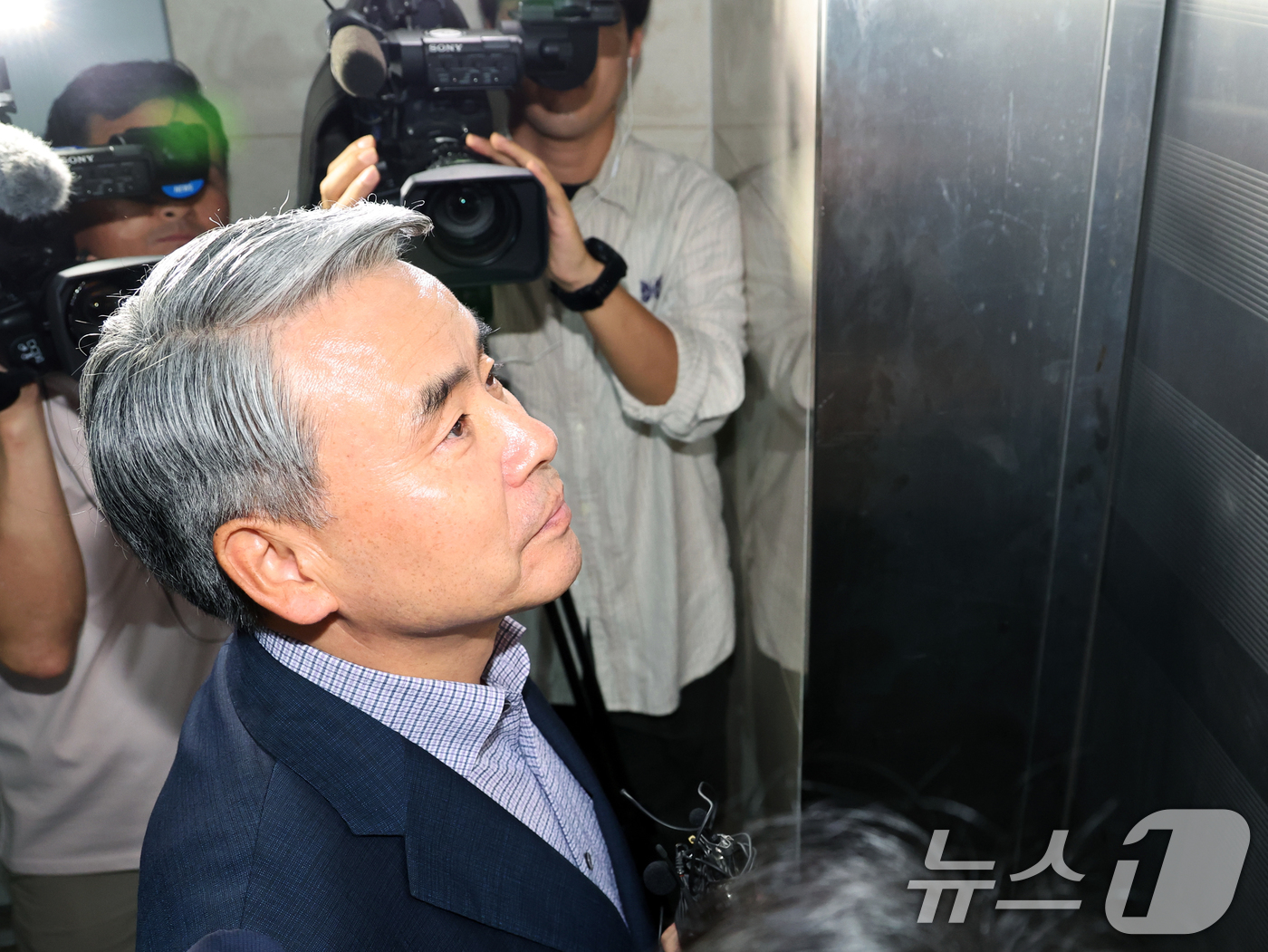 (서울=뉴스1) 황기선 기자 = 이종섭 전 국방부 장관이 26일 오전 서울 서초구 순직 해병 특검(특별검사 이명현) 사무실에 조사를 받기 위해 피의자 신분으로 출석하고 있다. 20 …