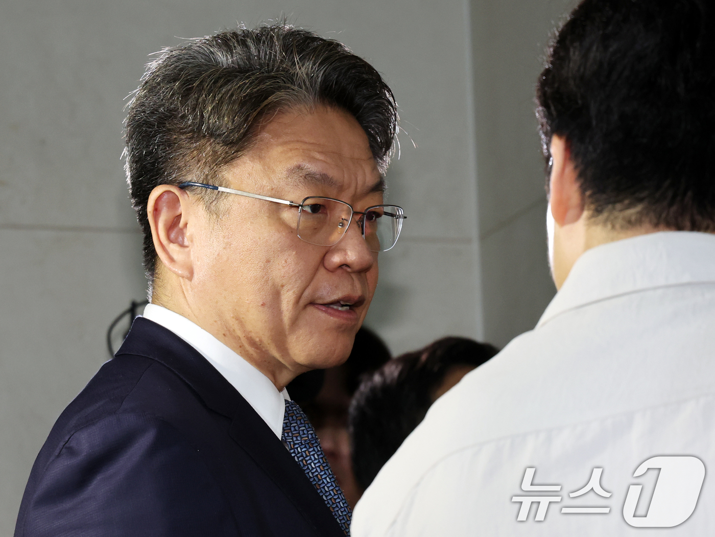 (서울=뉴스1) 황기선 기자 = 이시원 전 대통령실 공직기강비서관이 26일 오전 서울 서초구 순직 해병 특검 사무실에 조사를 받기 위해 출석하고 있다. 2025.9.26/뉴스1