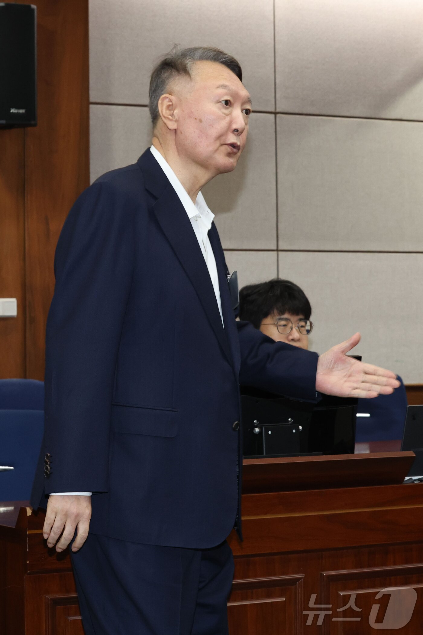 본문 이미지 - 윤석열 전 대통령이 26일 서울 서초동 서울중앙지법에서 열린 특수공무집행방해 혐의 재판에 출석하고 있다. 2025.9.26/뉴스1 ⓒ News1 사진공동취재단