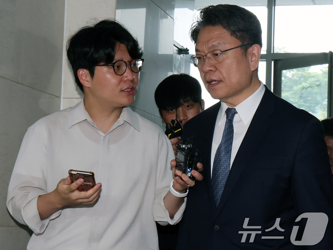 (서울=뉴스1) 황기선 기자 = 이시원 전 대통령실 공직기강비서관이 26일 오전 서울 서초구 순직 해병 특검 사무실에 조사를 받기 위해 출석하고 있다. 2025.9.26/뉴스1