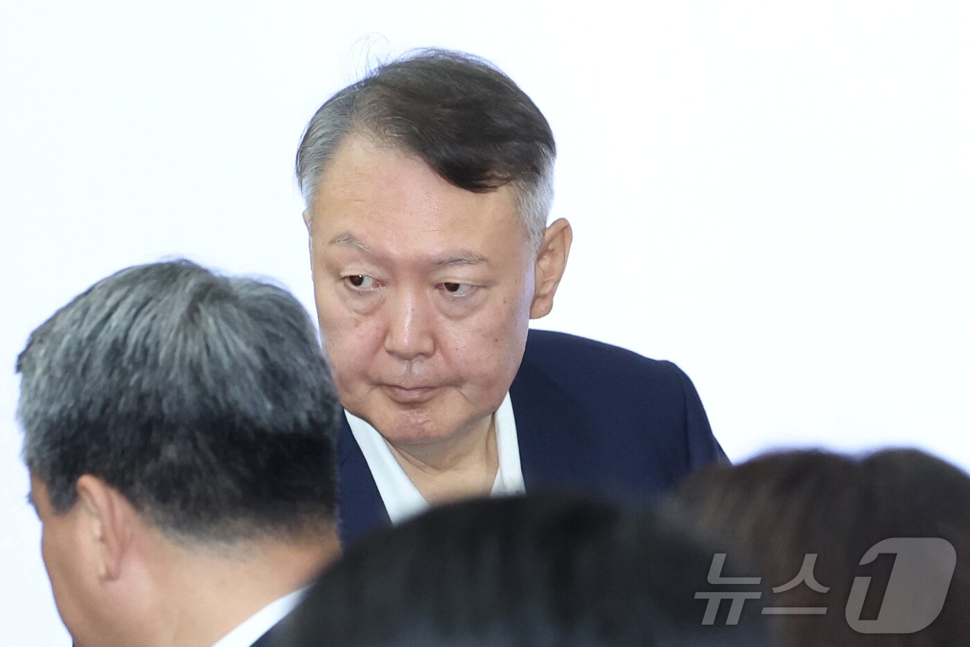 본문 이미지 - 윤석열 전 대통령이 지난해 9월 26일 서울 서초구 서울중앙지법에서 열린 특수공무집행방해, 직권남용 권리행사방해 등 혐의 사건 첫 공판에 출석하는 모습(뉴스1 DB). 2025.9.26 ⓒ 뉴스1