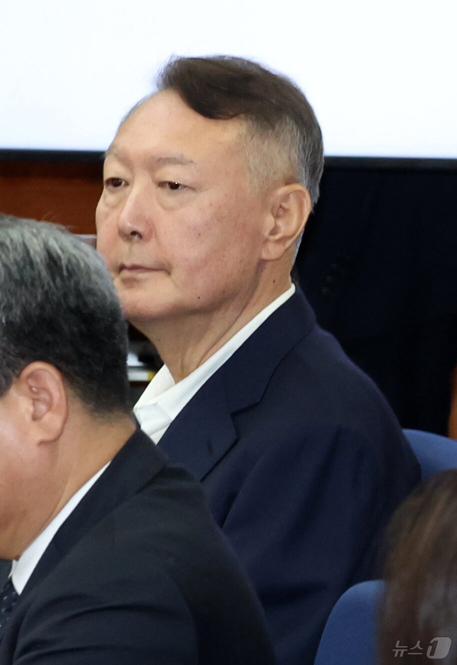 본문 이미지 - 윤석열 전 대통령이 26일 서울 서초구 서울중앙지법에서 열린 특수공무집행방해, 직권남용 권리행사방해 등 혐의 사건 첫 공판에 출석하고 있다. 2025.9.26/뉴스1 ⓒ News1 사진공동취재단