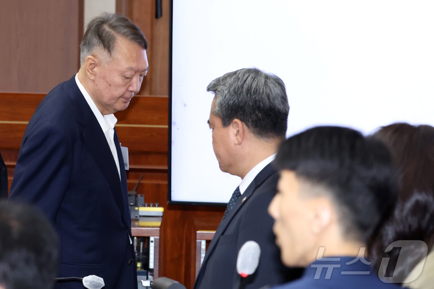 본문 이미지 - 윤석열 전 대통령이 26일 서울 서초구 서울중앙지법에서 열린 특수공무집행방해, 직권남용 권리행사방해 등 혐의 사건 첫 공판에 출석하고 있다. 2025.9.26/뉴스1 ⓒ News1 사진공동취재단