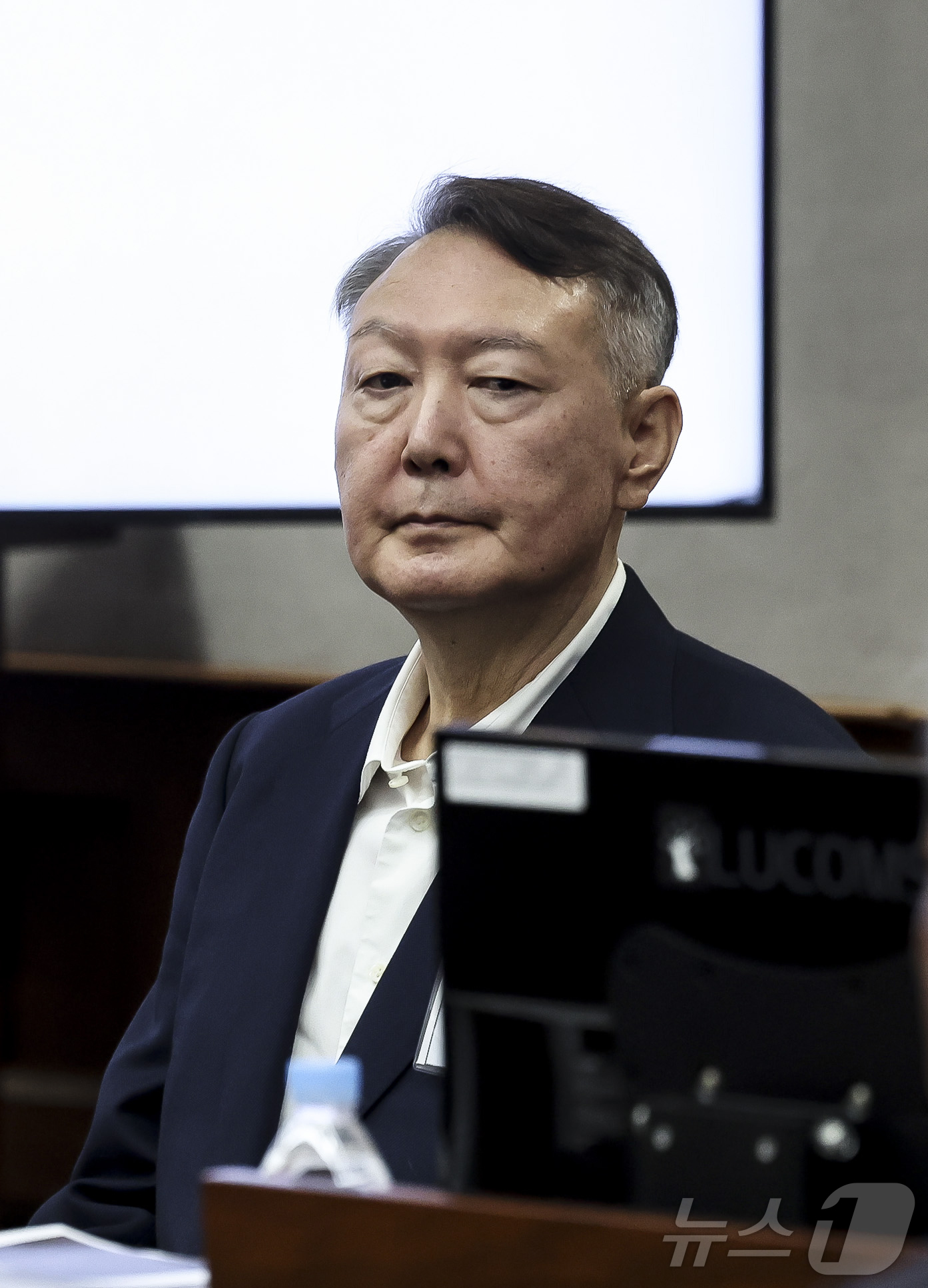 (서울=뉴스1) 사진공동취재단 = 윤석열 전 대통령이 26일 서울 서초구 서울중앙지법에서 열린 특수공무집행방해, 직권남용 권리행사방해 등 혐의 사건 첫 공판에 출석하고 있다.형사 …