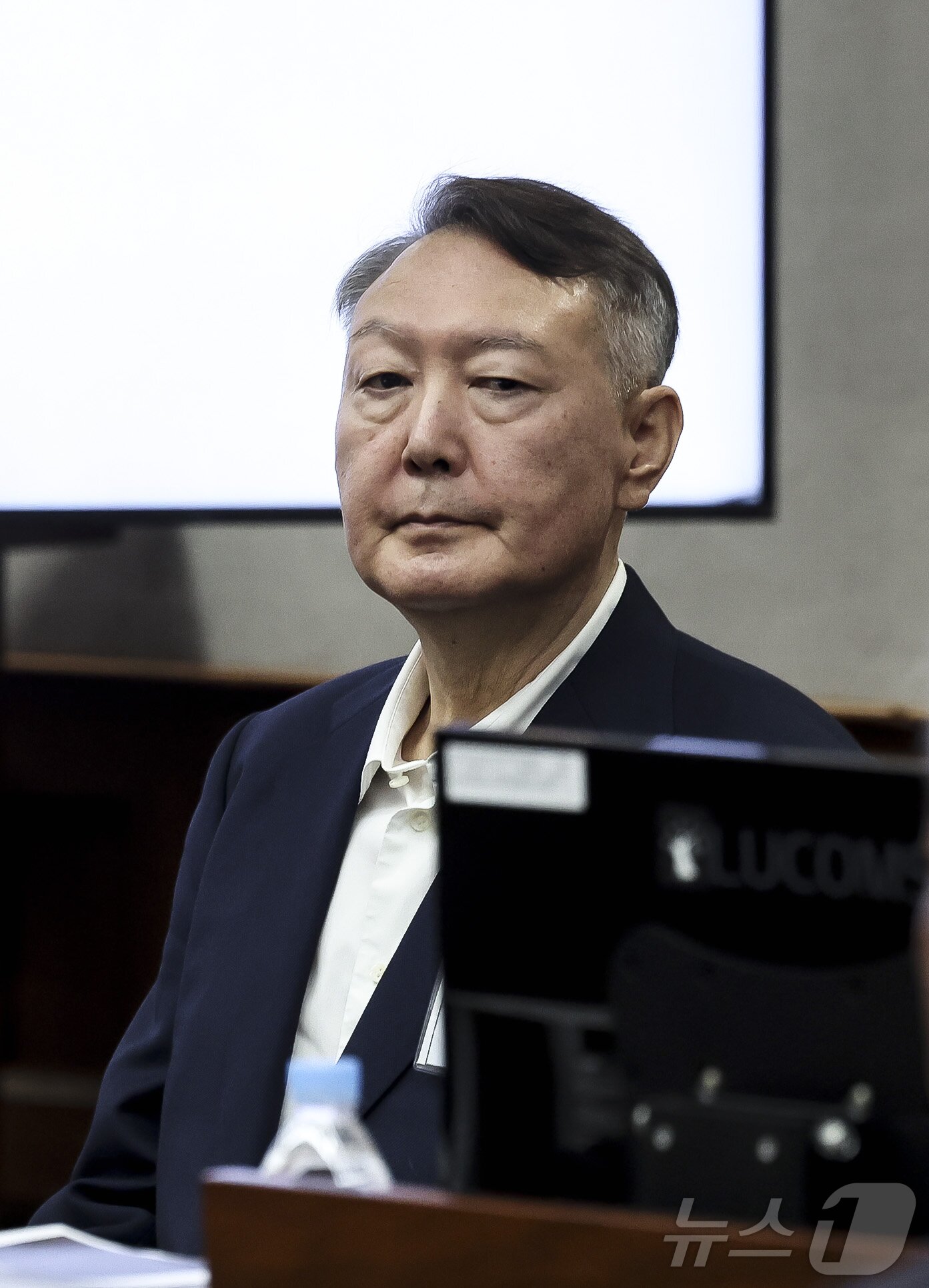 본문 이미지 - 윤석열 전 대통령이 26일 서울 서초구 서울중앙지법에서 열린 특수공무집행방해, 직권남용 권리행사방해 등 혐의 사건 첫 공판에 출석하고 있다. 형사 법정에서 윤 전 대통령의 모습이 공개된 것은 지난 4월 내란 사건 재판 이후 약 5개월 만이다. 2025.9.26/뉴스1 ⓒ News1 사진공동취재단