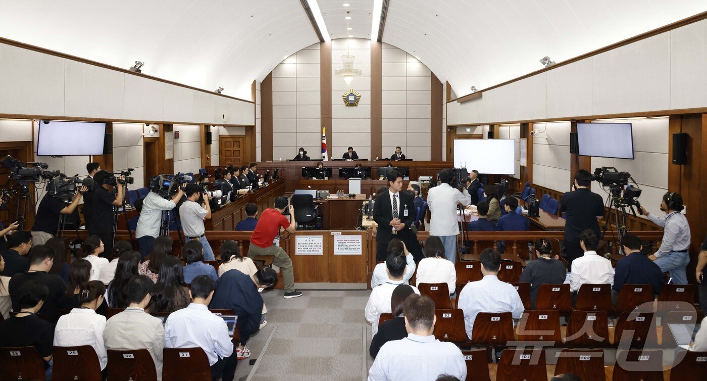 본문 이미지 - 윤석열 전 대통령의 특수공무집행방해, 직권남용 권리행사방해 등 혐의 사건 첫 공판이 열린 26일 서울 서초구 서울중앙지법에서 백대현 부장판사가 발언하고 있다./뉴스1 ⓒ News1 사진공동취재단