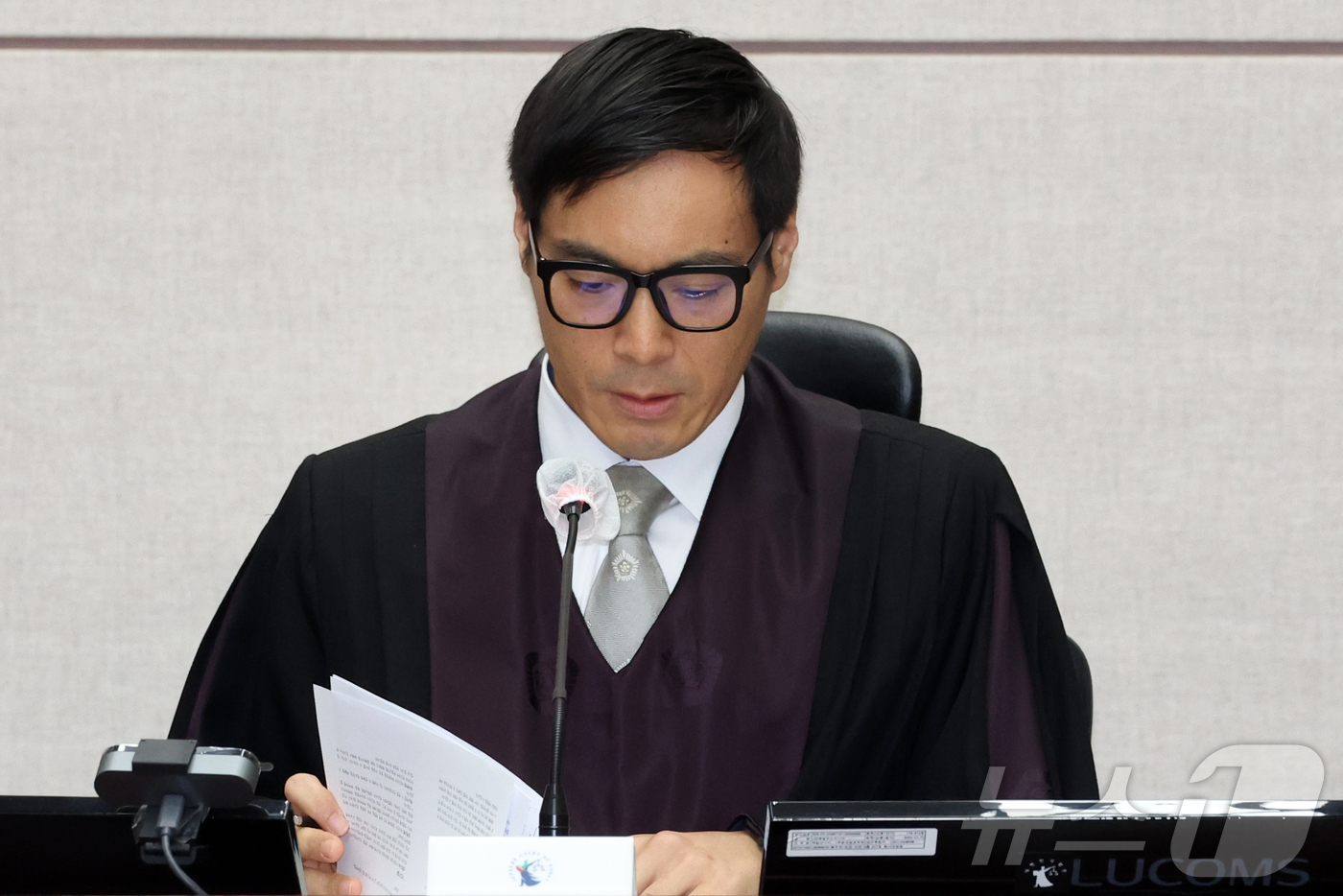 (서울=뉴스1) 사진공동취재단 = 윤석열 전 대통령의 특수공무집행방해, 직권남용 권리행사방해 등 혐의 사건 첫 공판이 열린 26일 서울 서초구 서울중앙지법에서 백대현 부장판사가 자 …