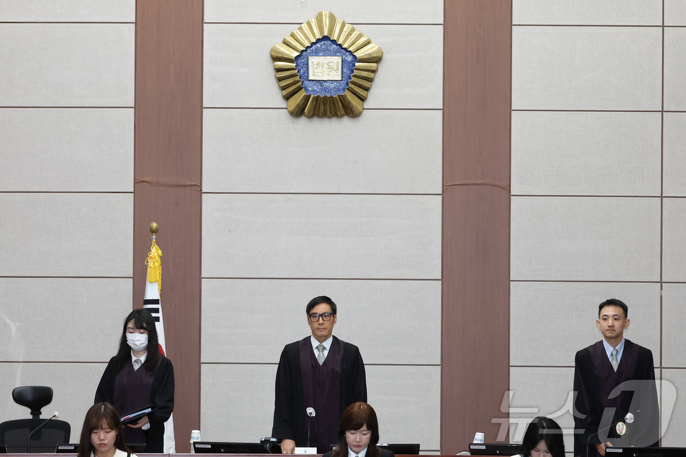 (서울=뉴스1) 사진공동취재단 = 윤석열 전 대통령의 특수공무집행방해, 직권남용 권리행사방해 등 혐의 사건 첫 공판이 열린 26일 서울 서초구 서울중앙지법에서 백대현 부장판사가 대 …