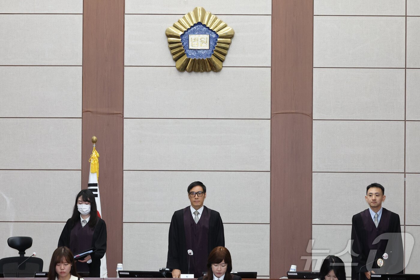 본문 이미지 - 윤석열 전 대통령의 특수공무집행방해, 직권남용 권리행사방해 등 혐의 사건 첫 공판이 열린 26일 서울 서초구 서울중앙지법에서 백대현 부장판사가 대법정에 들어서고 있다. 2025.9.26/뉴스1 ⓒ News1 사진공동취재단