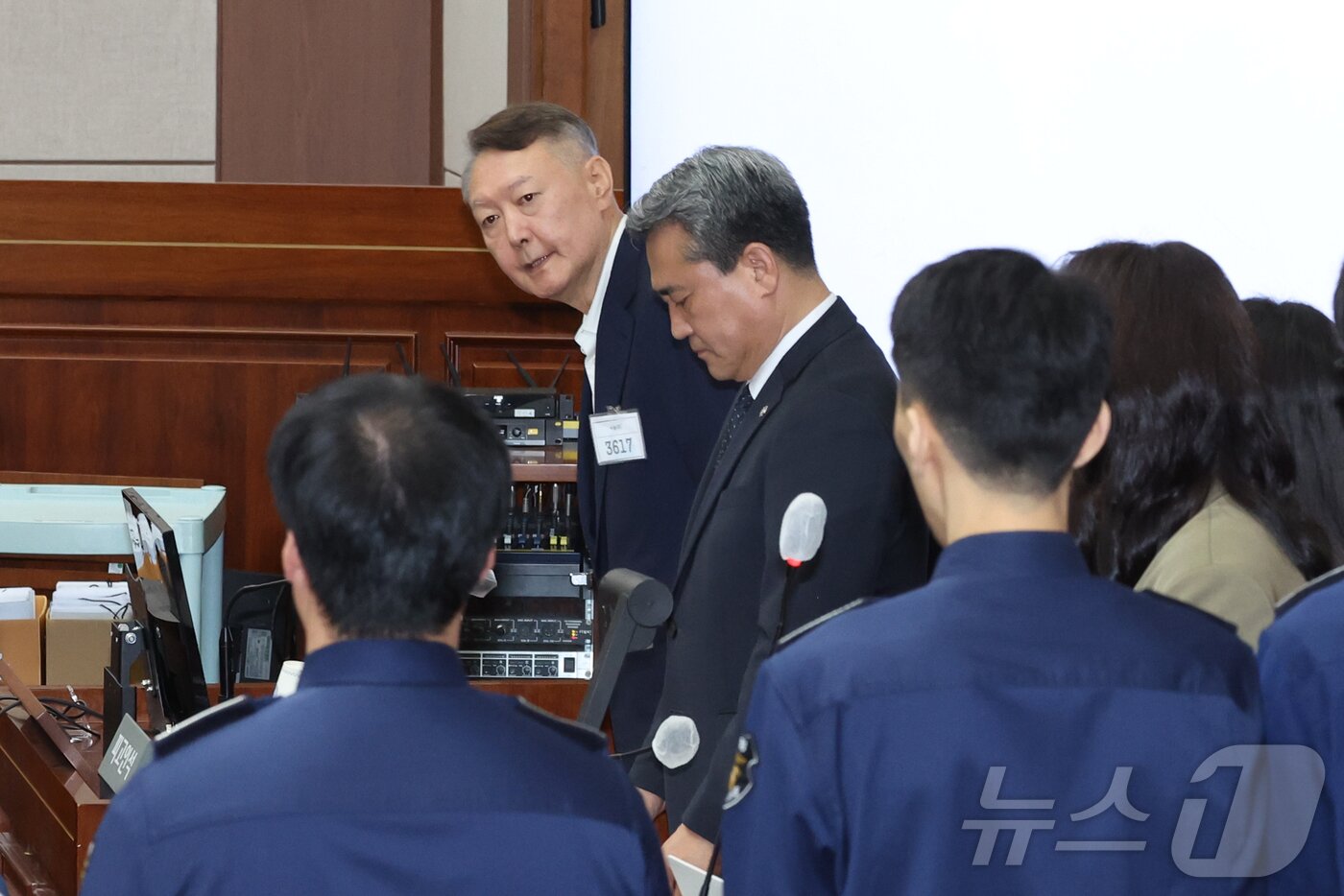 본문 이미지 - 윤석열 전 대통령이 26일 서울 서초구 서울중앙지법에서 열린 특수공무집행방해, 직권남용 권리행사방해 등 혐의 사건 첫 공판에 출석하고 있다. 2025.9.26/뉴스1 ⓒ News1 사진공동취재단