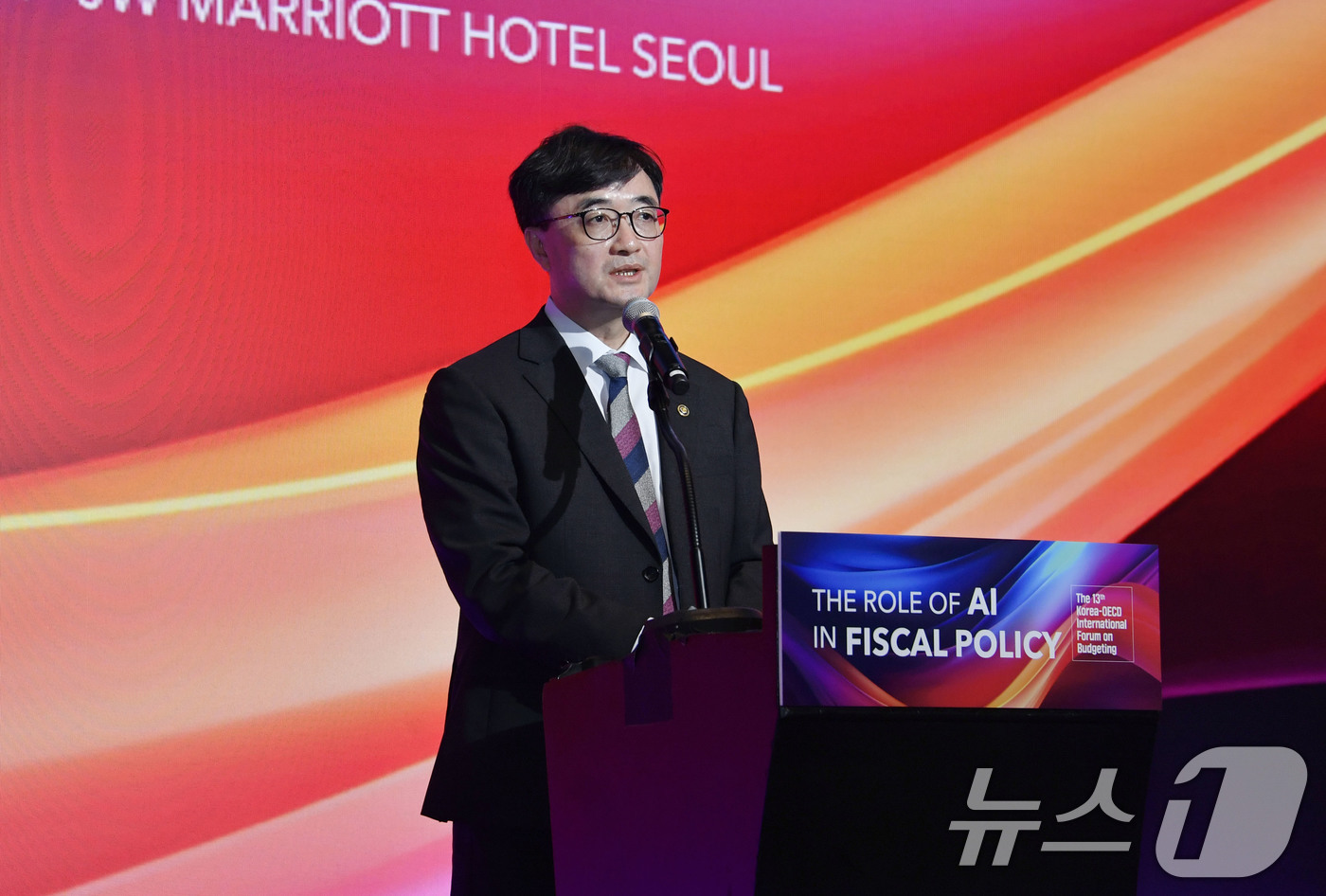 (서울=뉴스1) = 임기근 기획재정부 차관이 26일 서울 서초구 JW 메리어트 호텔에서 열린 '제13회 한-OECD 국제재정포럼'에 참석해 개회사를 하고 있다. (기획재정부 제공. …