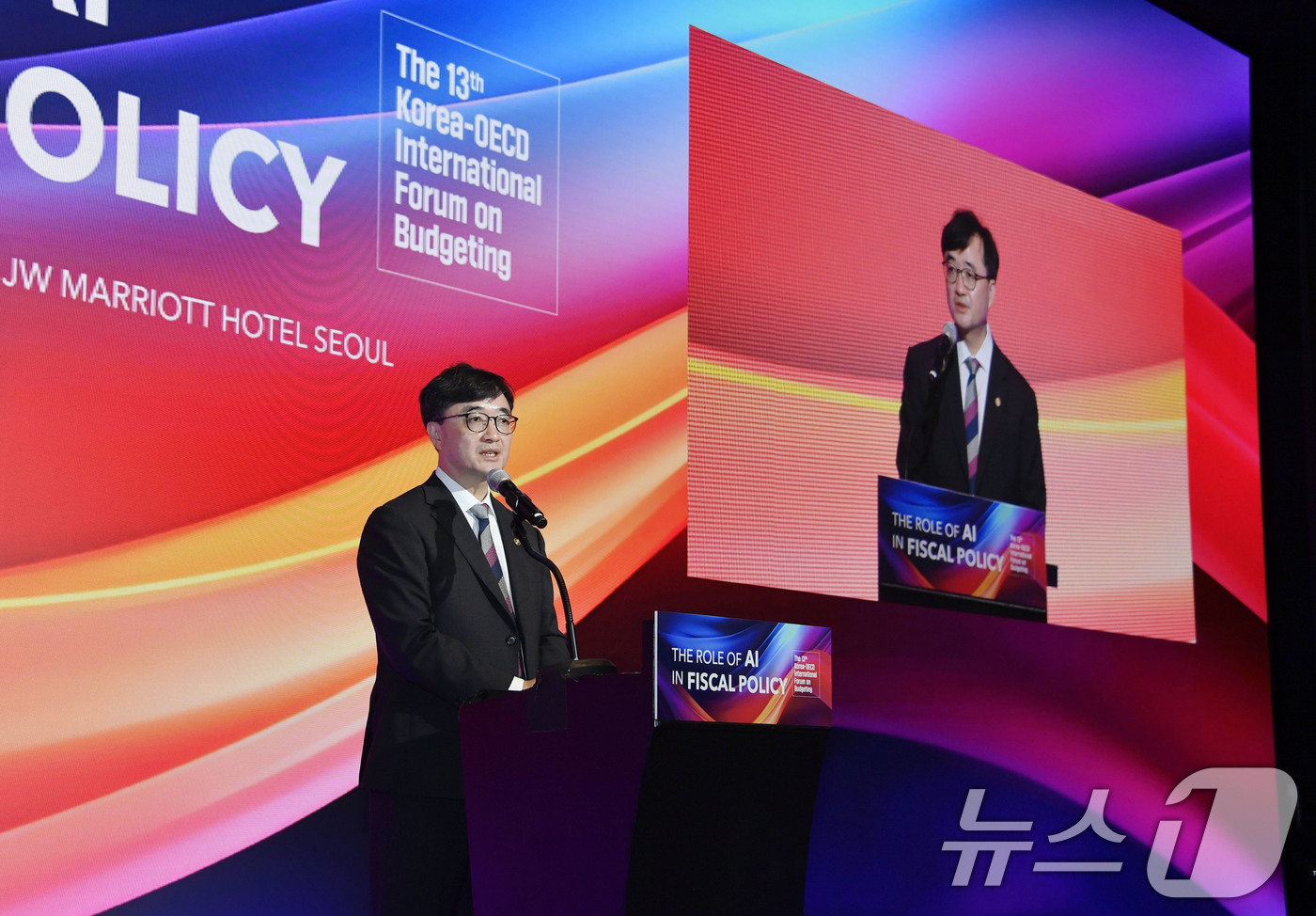 (서울=뉴스1) = 임기근 기획재정부 차관이 26일 서울 서초구 JW 메리어트 호텔에서 열린 '제13회 한-OECD 국제재정포럼'에 참석해 개회사를 하고 있다. (기획재정부 제공. …