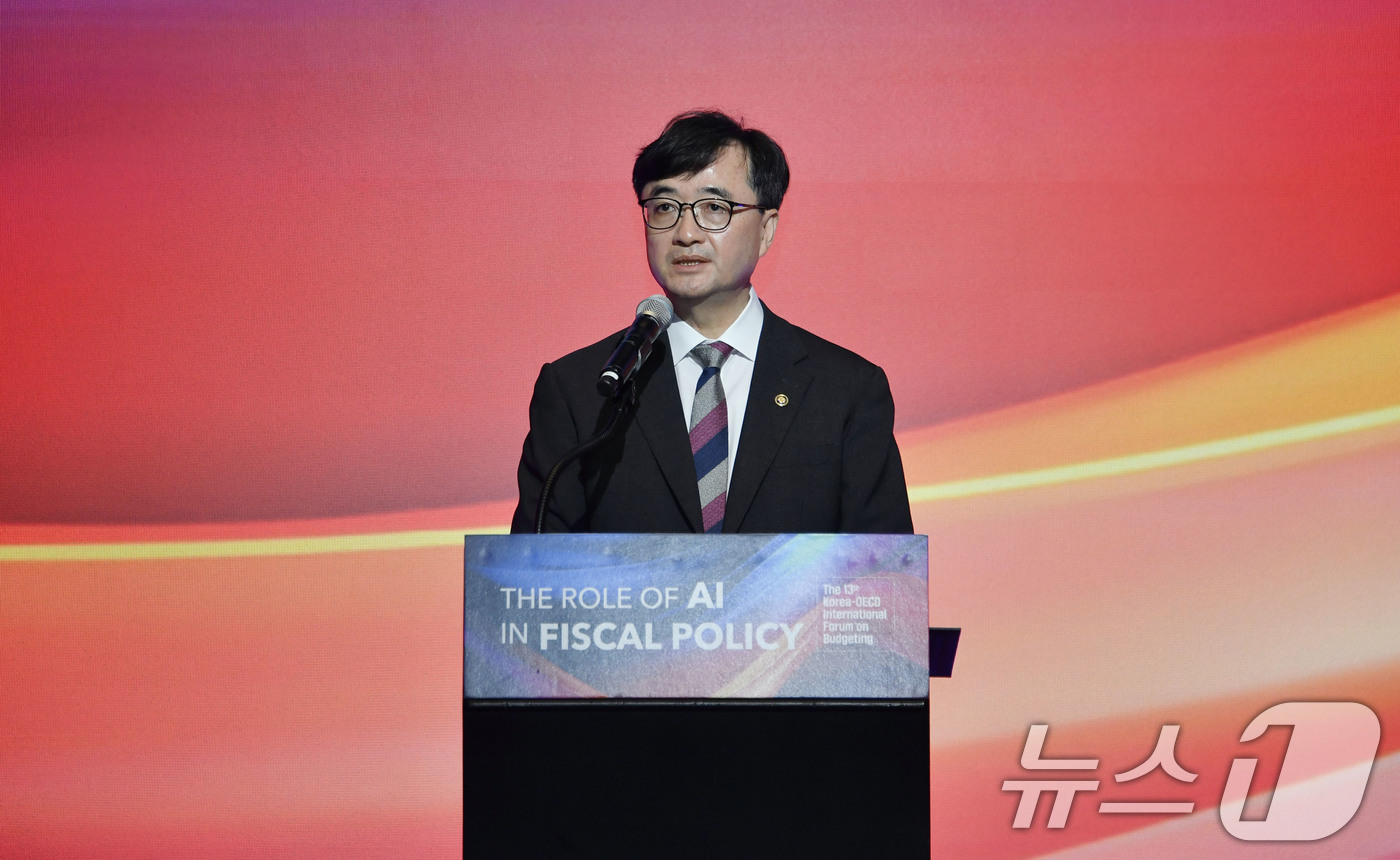 (서울=뉴스1) = 임기근 기획재정부 차관이 26일 서울 서초구 JW 메리어트 호텔에서 열린 '제13회 한-OECD 국제재정포럼'에 참석해 개회사를 하고 있다. (기획재정부 제공. …