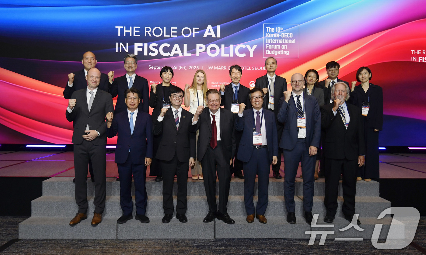 (서울=뉴스1) = 임기근 기획재정부 차관이 26일 서울 서초구 JW 메리어트 호텔에서 열린 '제13회 한-OECD 국제재정포럼'에서 참석자들과 기념 촬영을 하고 있다. (기획재정 …
