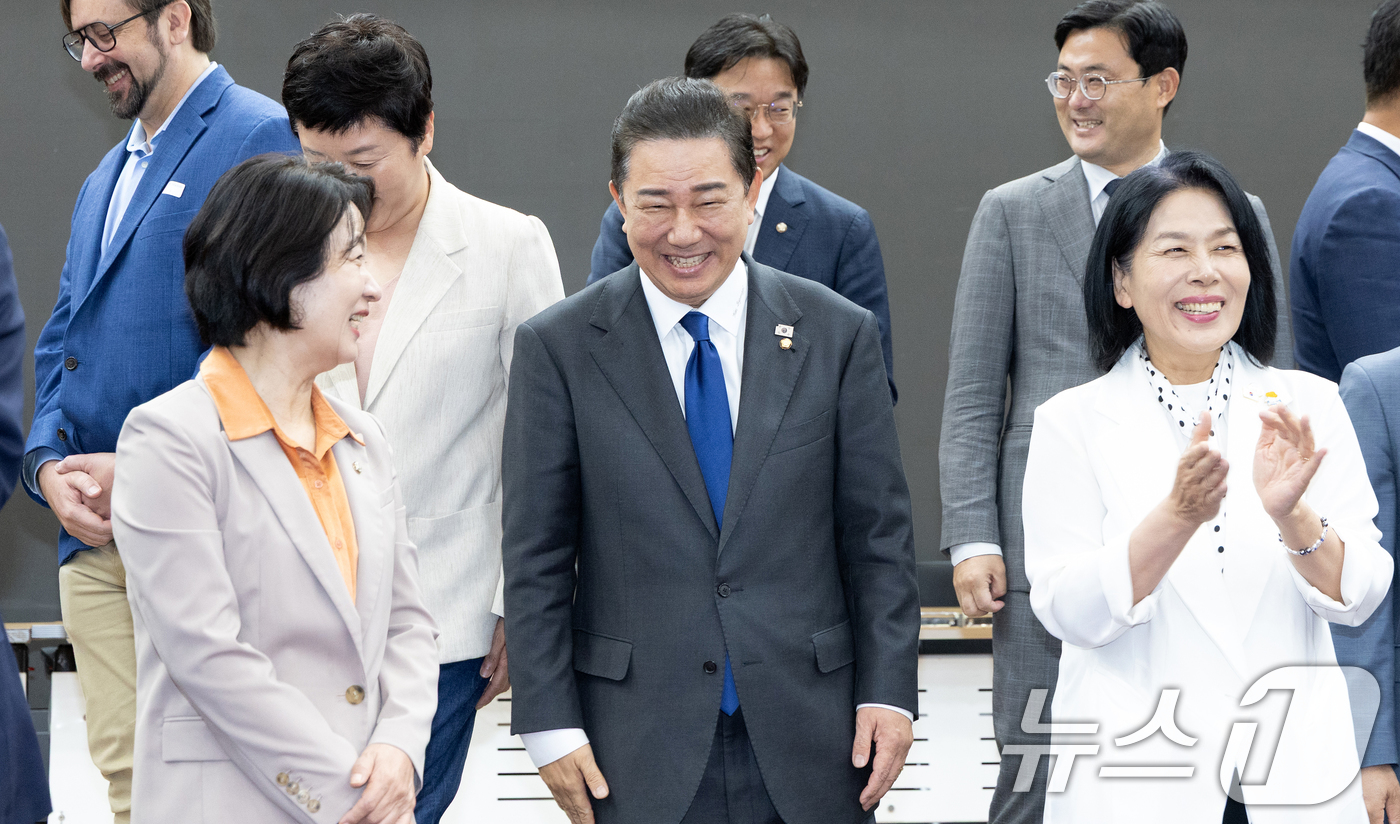 (서울=뉴스1) 이승배 기자 = 김병기 더불어민주당 원내대표가 26일 서울 여의도 국회 의원회관에서 열린 '디지털자산 리더십 포럼'에서 추미애, 최민희 의원을 비롯한 주요 참석자들 …