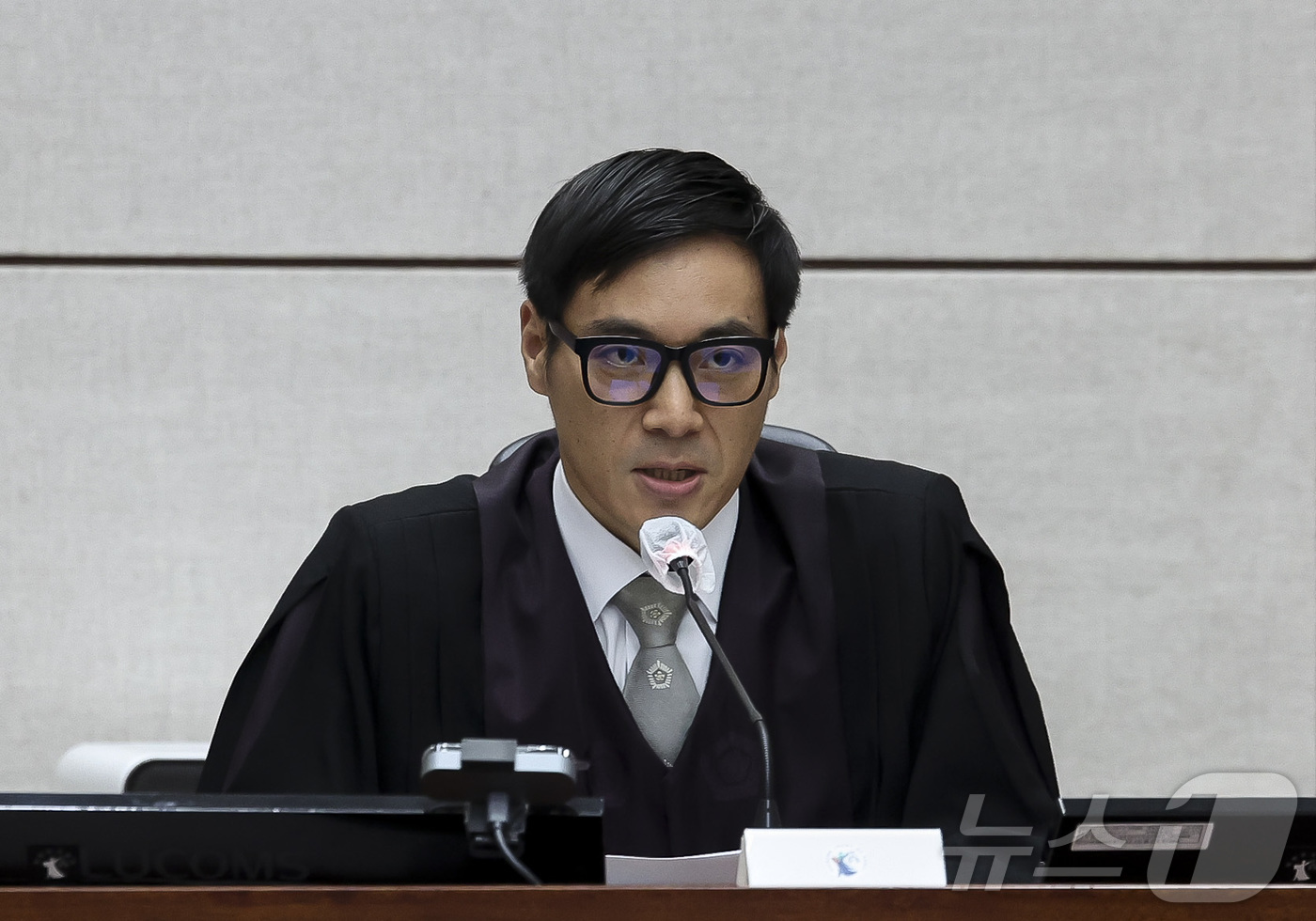 (서울=뉴스1) 사진공동취재단 = 백대현 부장판사가 26일 서울 서초구 서울중앙지방법원에서 열린 윤석열 전 대통령에 대한 '특수공무 집행 방해, 직권남용 권리행사 방해 혐의' 재판 …