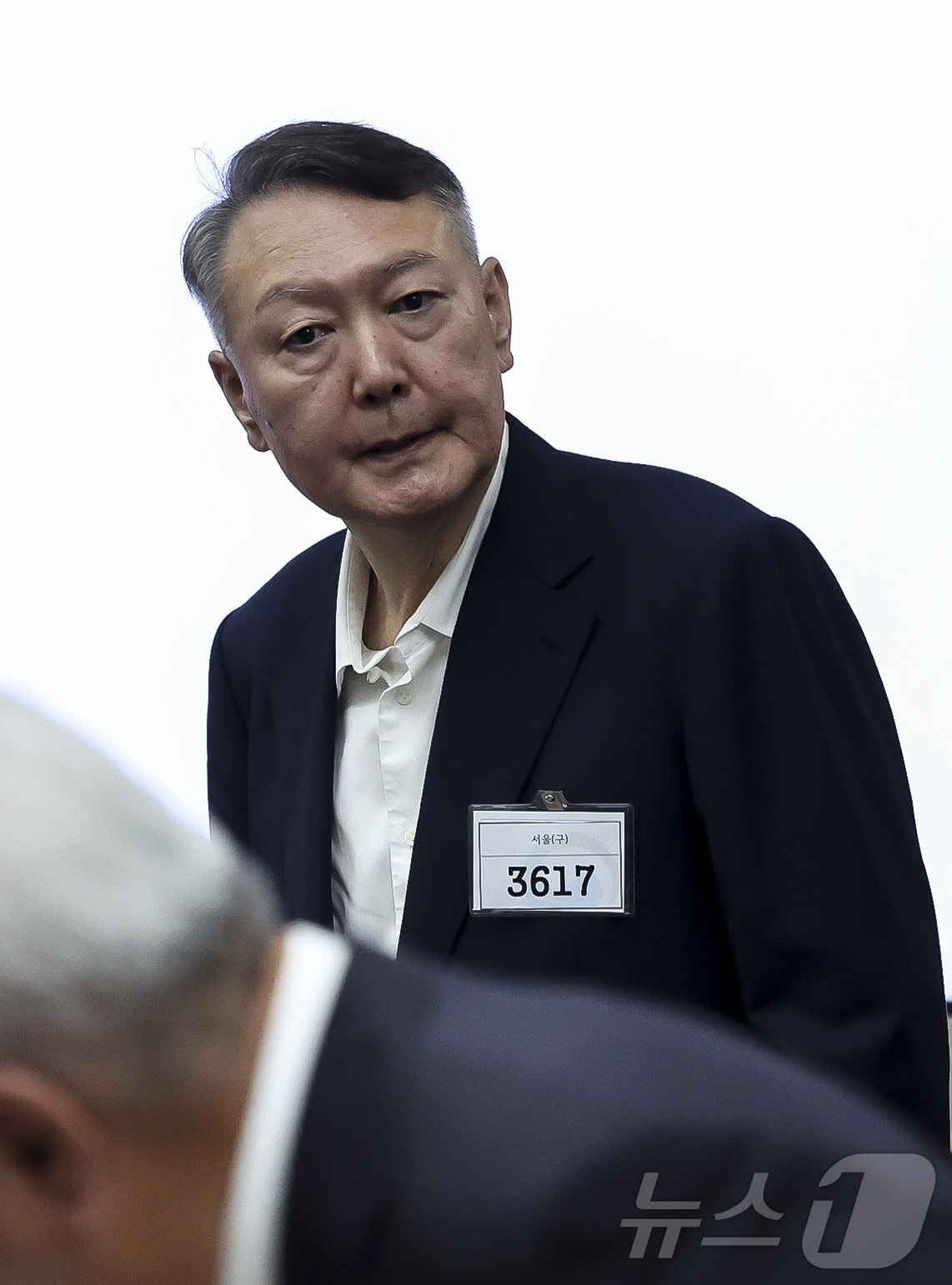 (서울=뉴스1) 사진공동취재단 = 윤석열 전 대통령이 26일 서울 서초구 서울중앙지방법원에서 열린 '특수공무 집행 방해, 직권남용 권리행사 방해 혐의' 첫 재판에 출석하고 있다. …