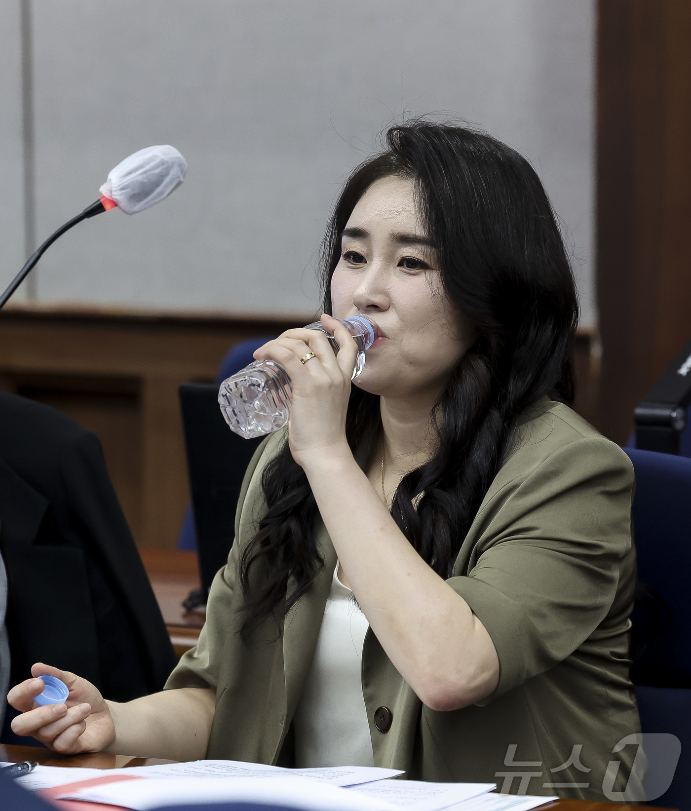 (서울=뉴스1) 사진공동취재단 = 윤석열 전 대통령 법률대리인단인 김계리 변호사가 26일 서울 서초구 서울중앙지방법원에서 열린 윤 전 대통령에 대한 '특수공무 집행 방해, 직권남용 …