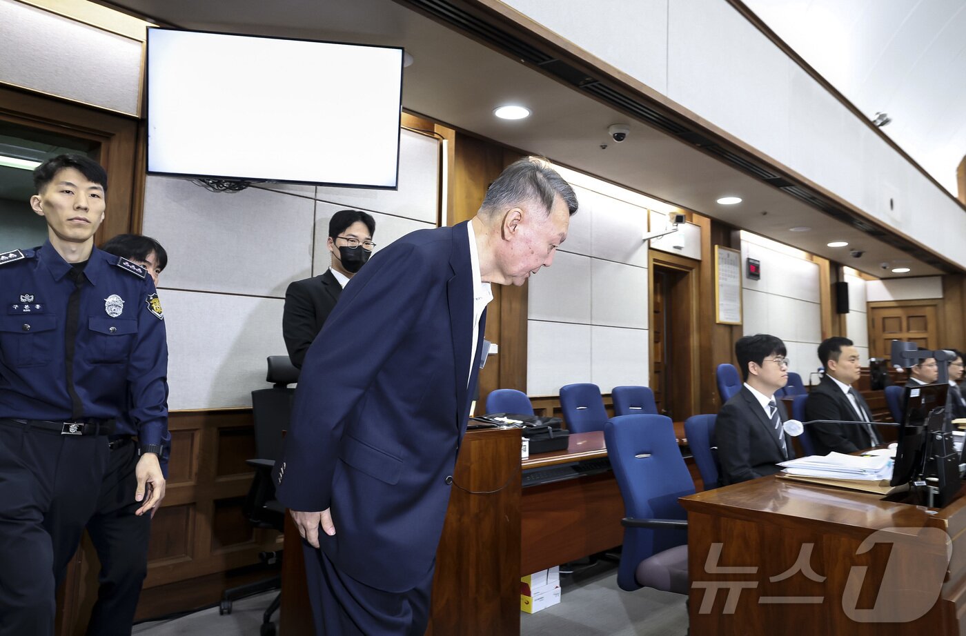 본문 이미지 - 윤석열 전 대통령이 26일 서울 서초구 서울중앙지방법원에서 열린 '특수공무 집행 방해, 직권남용 권리행사 방해 혐의' 첫 재판에 출석하며 고개 숙여 인사하고 있다. 2025.9.26/뉴스1 ⓒ News1 사진공동취재단