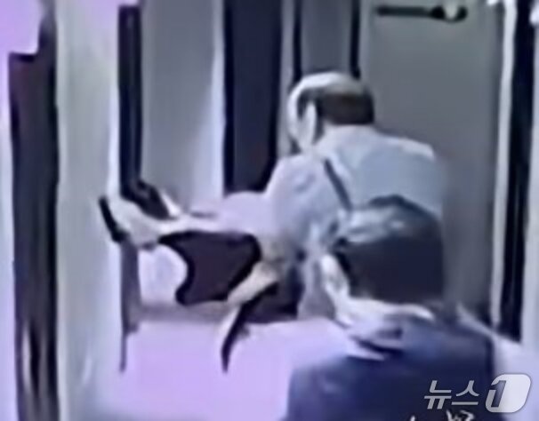 본문 이미지 - A 씨를 안고 호텔 방에 들어가는 왕 씨의 모습이 CCTV에 포착됐다. &#40;유튜브 갈무리&#41;