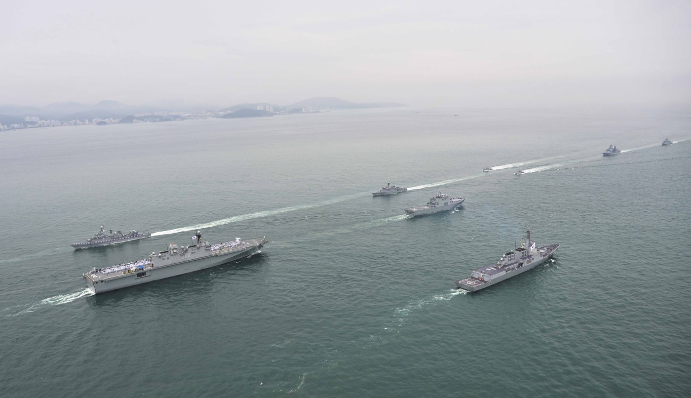 본문 이미지 - 25일 부산 인근 해상에서 개최된 &#39;2025 대한민국해군 관함식&#39;에서 해군 함정들이 해상사열을 펼치고 있다.&#40;해군 제공&#41;