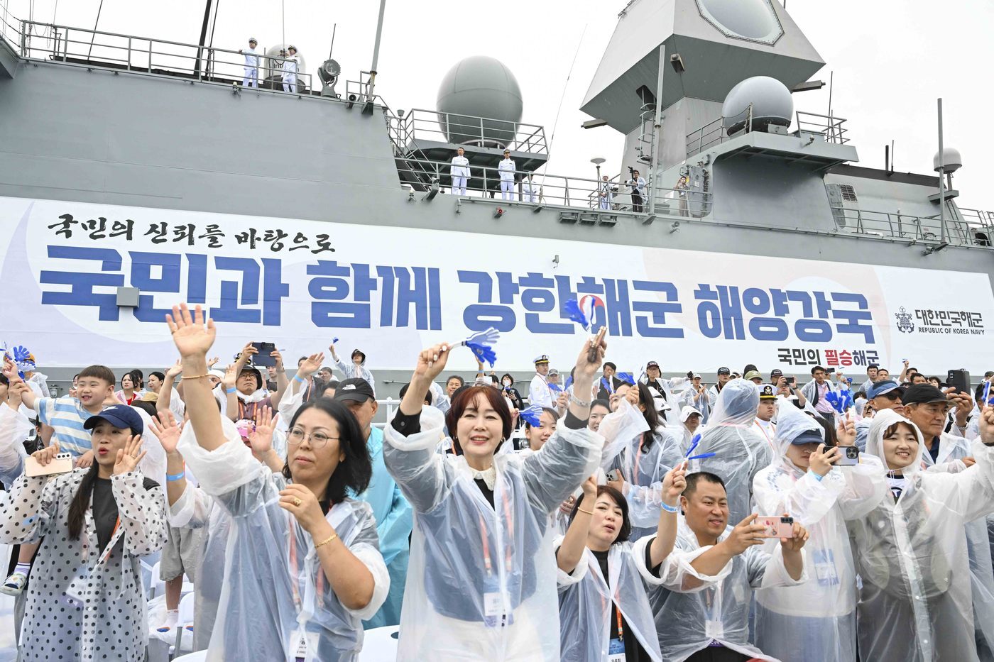 본문 이미지 - 25일 부산 인근 해상에서 개최된 &#39;2025 대한민국해군 관함식&#39;에서 대형수송함 마라도함에 편승한 국민 참여단이 해군 함정들이 실시하는 해상사열을 관람하고 있다.&#40;해군 제공&#41;