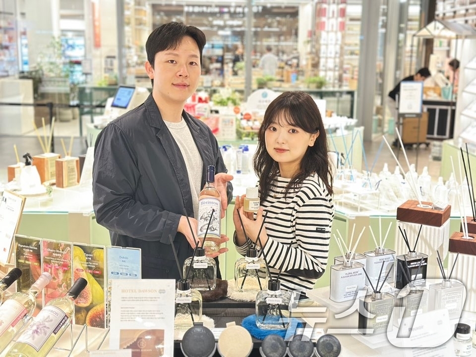 (서울=뉴스1) = 26일 경기 남양주시 현대프리미엄아울렛 스페이스원 1층에 오픈한 '비클린' 매장에서 직원들이 제품을 소개하고 있다. (현대백화점 제공. 재판매 및 DB 금지) …