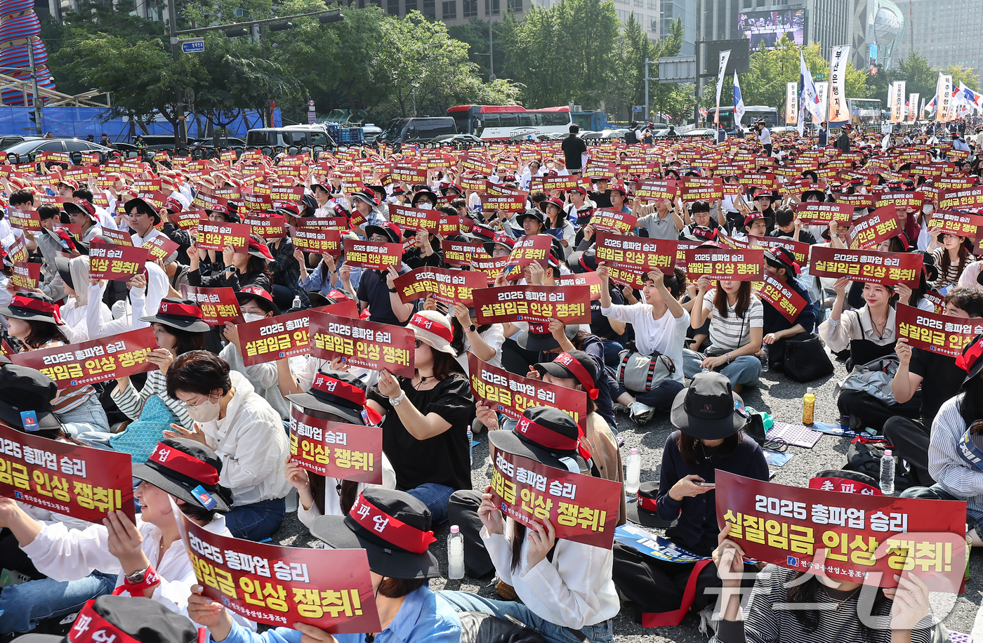 (서울=뉴스1) 김도우 기자 = 전국금융산업노동조합 조합원들이 26일 서울 종로구 광화문네거리 인근에서 열린 총파업 대회에서 주 4.5일제, 임금인상 등을 촉구하며 구호를 외치고 …