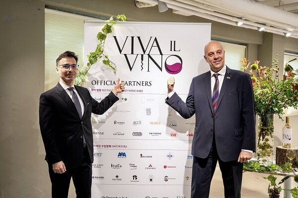 본문 이미지 - 포토월 앞에서 왼쪽부터 조르죠 마리아 카발리에리 정무참사 겸 공관차석, 이탈리아무역공사 페르디난도 구엘리 관장 / 사진 =이탈리아무역공사(ITA) 제공