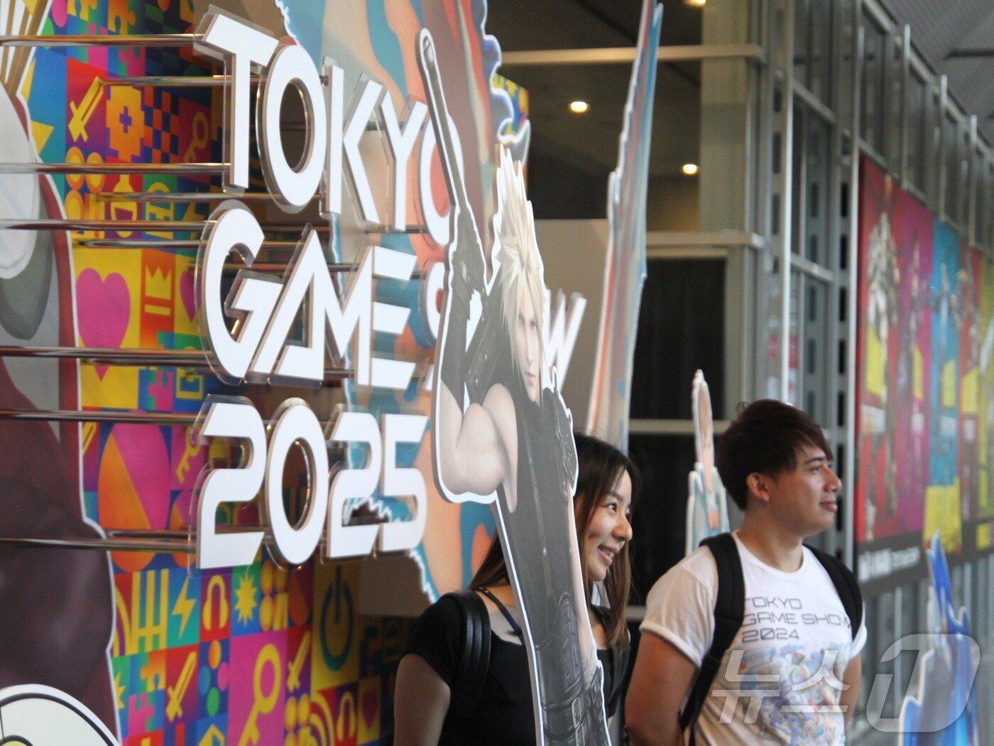 본문 이미지 - 26일 도쿄게임쇼&#40;TGS&#41;를 방문한 관람객들이 조형물에서 기념 사진을 찍고 있다. 올해 TGS는 일본 지바현 마쿠하리 멧세에서 25일부터 28일까지 열린다.2025.9.26/뉴스1 ⓒ News1 김민재 기자
