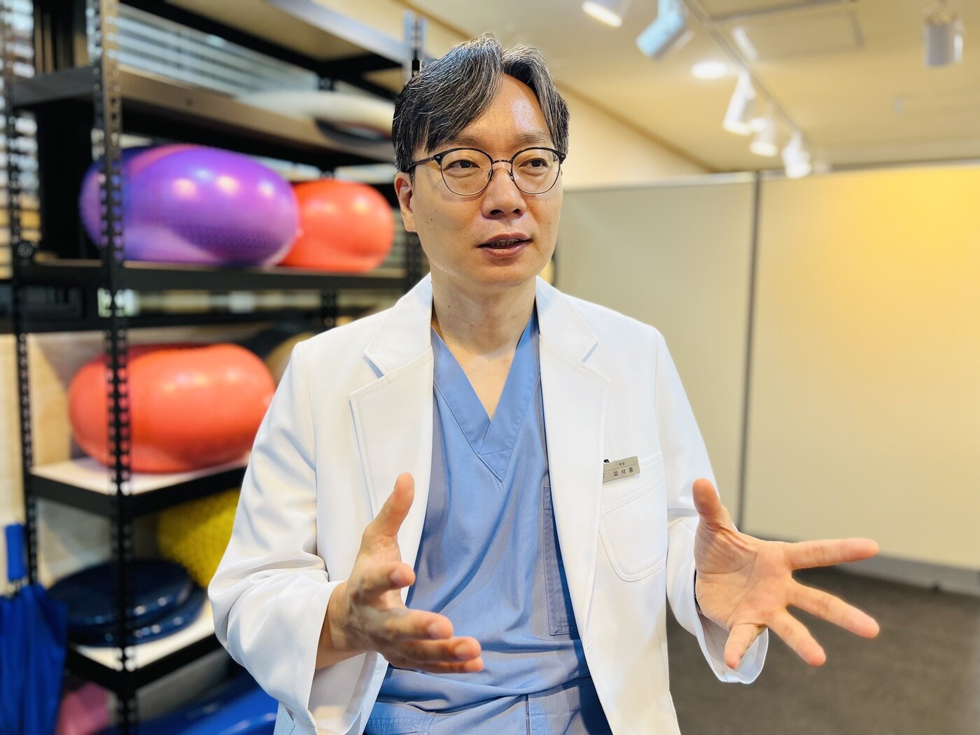 본문 이미지 - 김석중 24시센트럴동물메디컬센터 대표원장이 재활 치료의 트렌드에 대해 설명하고 있다. ⓒ 뉴스1