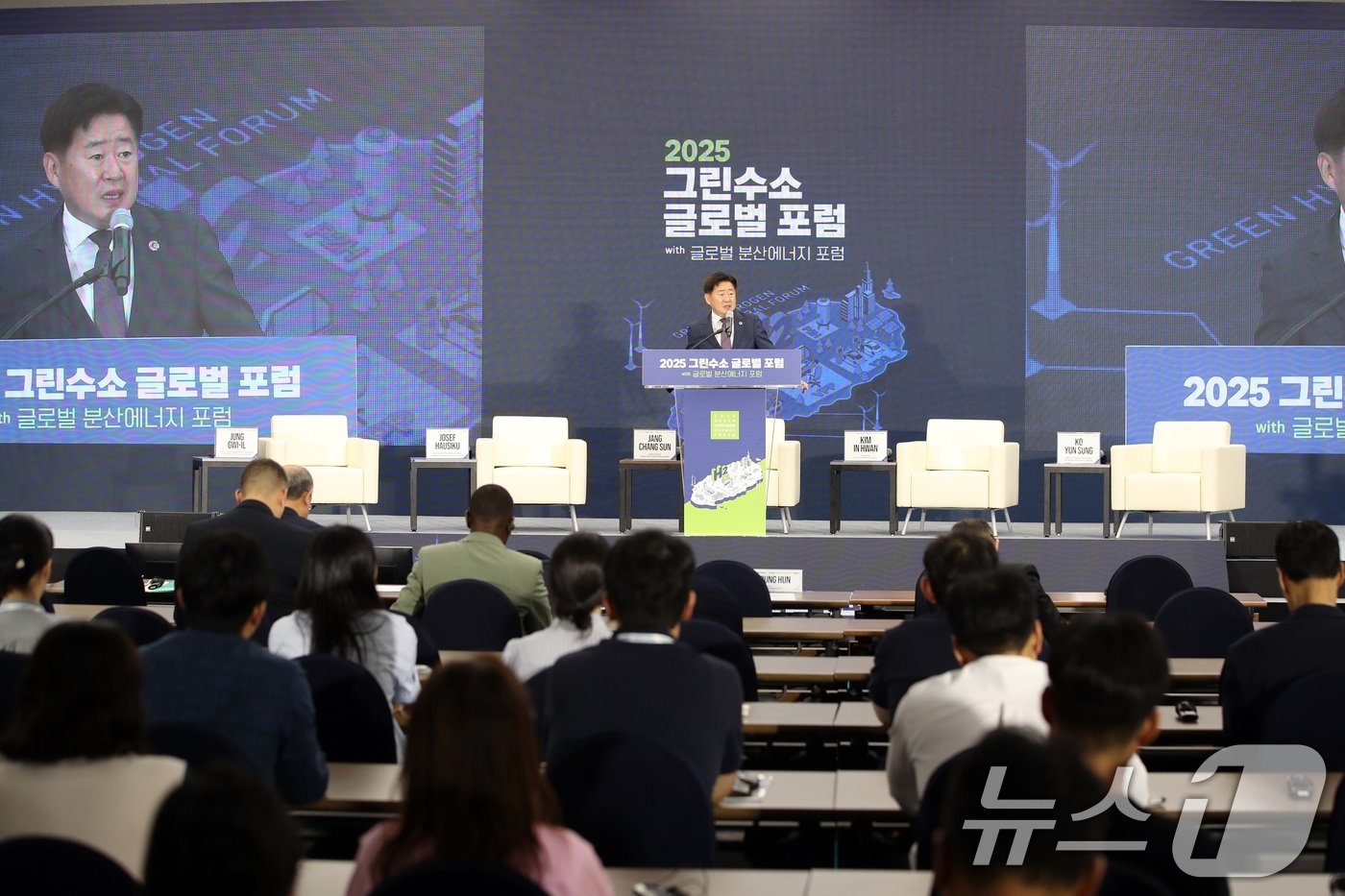 (제주=뉴스1) 고동명 기자 = 26일 오후 제주국제컨벤션센터에서 열린 2025 그린수소 글로벌 포럼 국회 특별세션에서 오영훈 제주도지사가 환영사를 하고 있다.2025.9.26/뉴 …