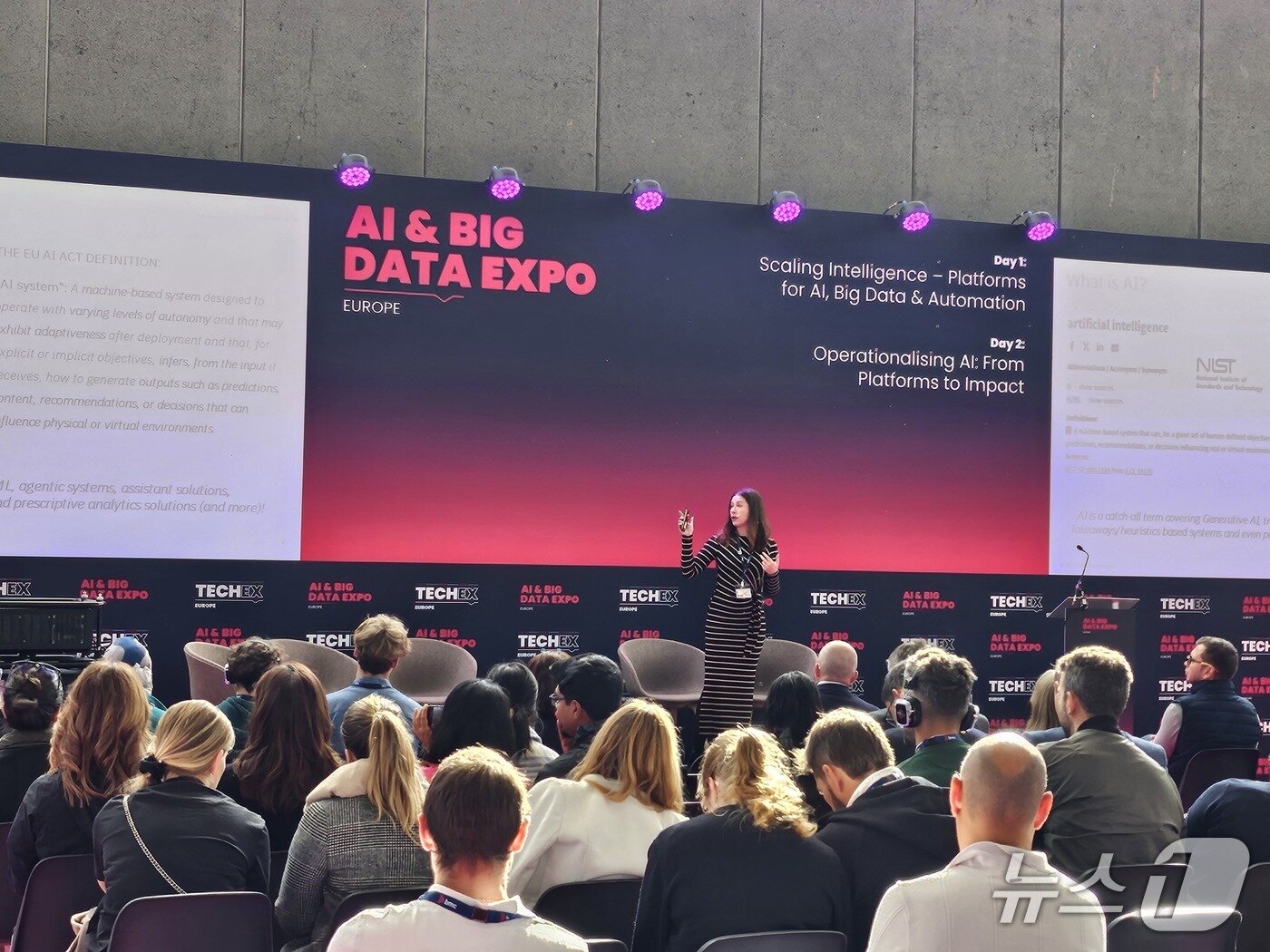 본문 이미지 - 25일&#40;현지시각&#41; 네덜란드 암스테르담 RAI에서 열린 TechEx Europe에서 타마라 타티안&#40;Tamara Tatian&#41; IBM EMEA 기술 리더십팀 설계자가 발표하고 있다. 2025.9.26/뉴스1