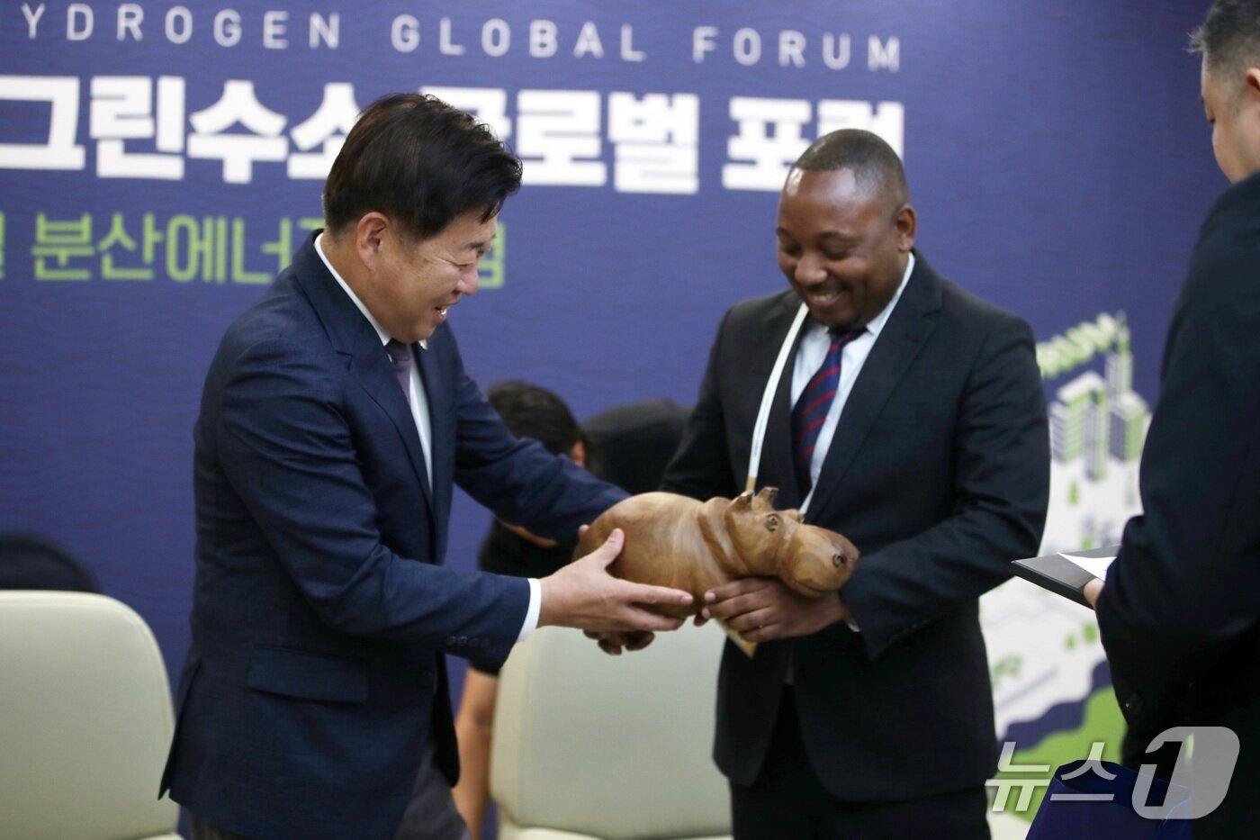 본문 이미지 - 오영훈 제주특별자치도지사가 26일 제주국제컨벤션센터에서 요세프 호시크&#40;Josef Hausiku&#41; 나미비아 국가기획위원회 수석자문관으로부터 선물을 받고 있다.2025.9.26./뉴스1