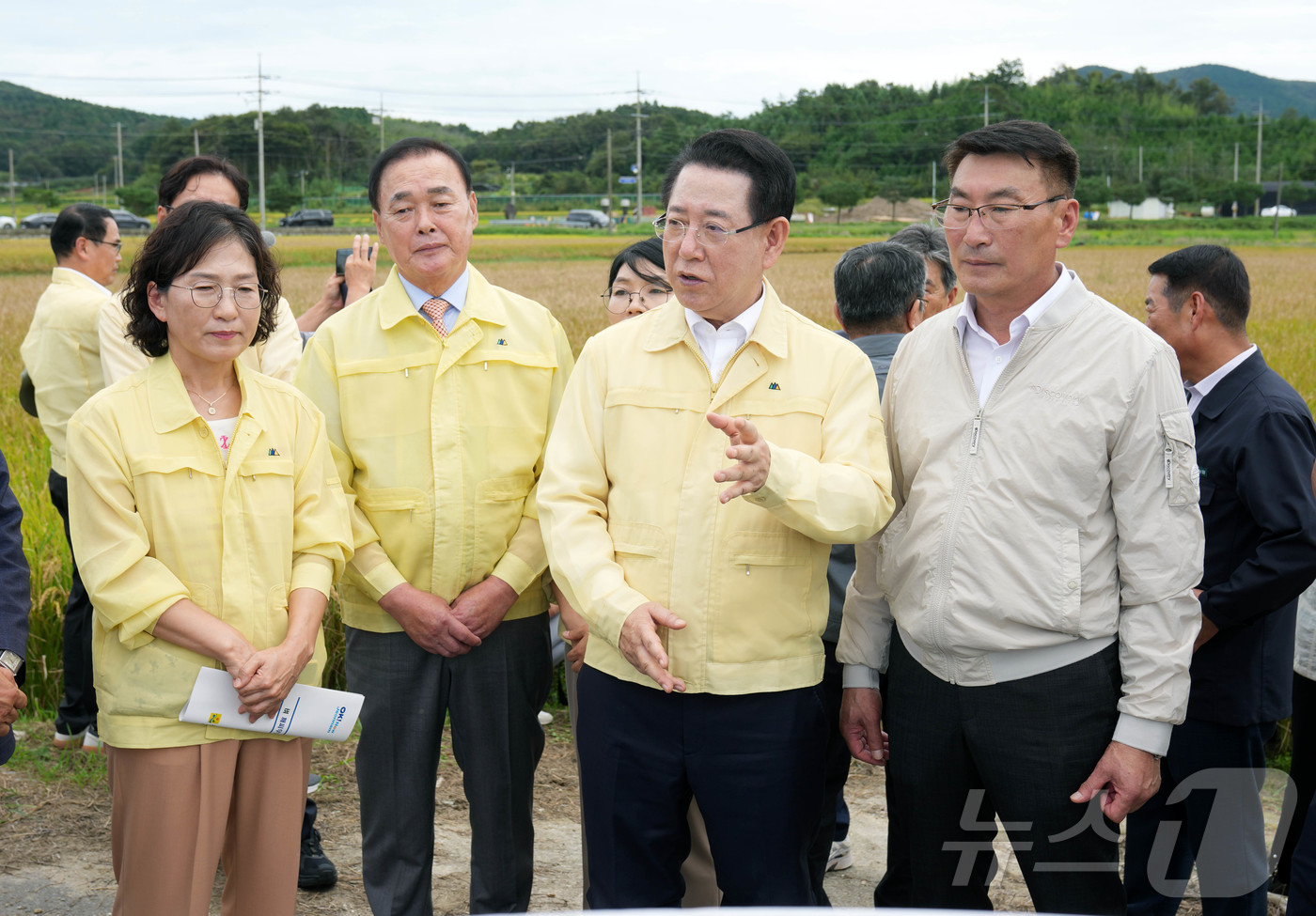 (무안=뉴스1) 전원 기자 = 김영록 전라남도지사가 26일 오후 벼 깨씨무늬병 피해 현장인 보성군 미력면 반룡리 일원을 방문해 주요 농작물 피해현황 청취 및 피해현장을 둘러보고 있 …