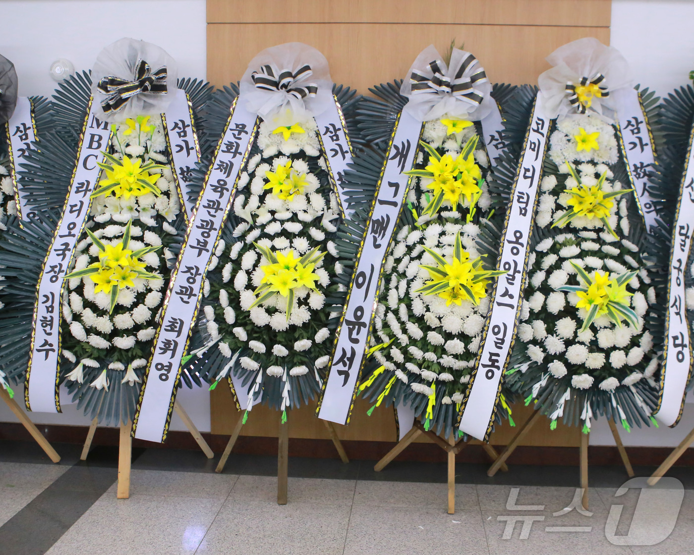 (서울=뉴스1) 사진공동취재단 = 26일 서울 송파구 서울아산병원 장례식장에 마련된 개그맨 전유성의 빈소에 근조화환들이 놓여 있다. 2025.9.26/뉴스1