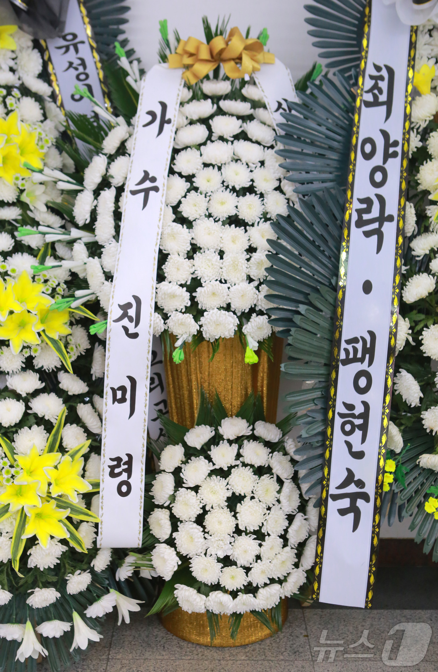 (서울=뉴스1) 사진공동취재단 = 26일 서울 송파구 서울아산병원 장례식장에 마련된 개그맨 전유성의 빈소에 근조화환들이 놓여 있다. 2025.9.26/뉴스1