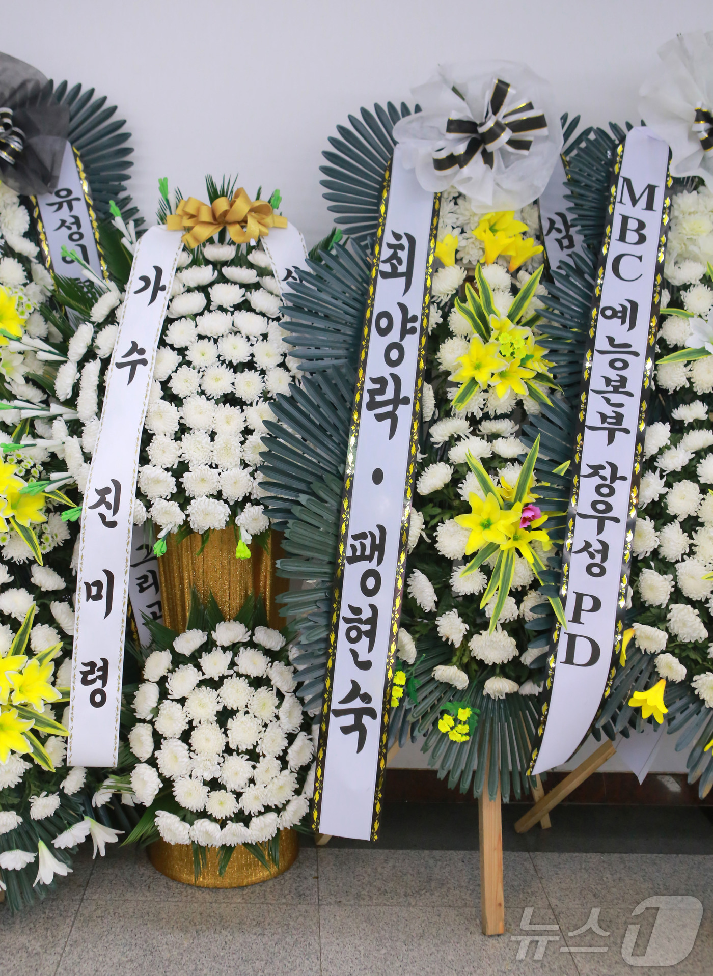 (서울=뉴스1) 사진공동취재단 = 26일 서울 송파구 서울아산병원 장례식장에 마련된 개그맨 전유성의 빈소에 근조화환들이 놓여 있다. 2025.9.26/뉴스1