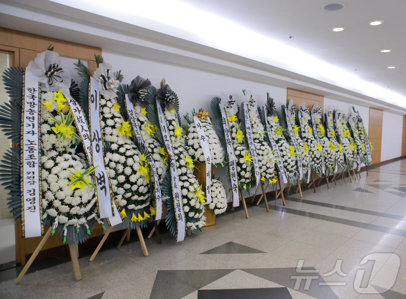 (서울=뉴스1) 사진공동취재단 = 26일 서울 송파구 서울아산병원 장례식장에 마련된 개그맨 전유성의 빈소에 근조화환들이 놓여 있다. 2025.9.26/뉴스1
