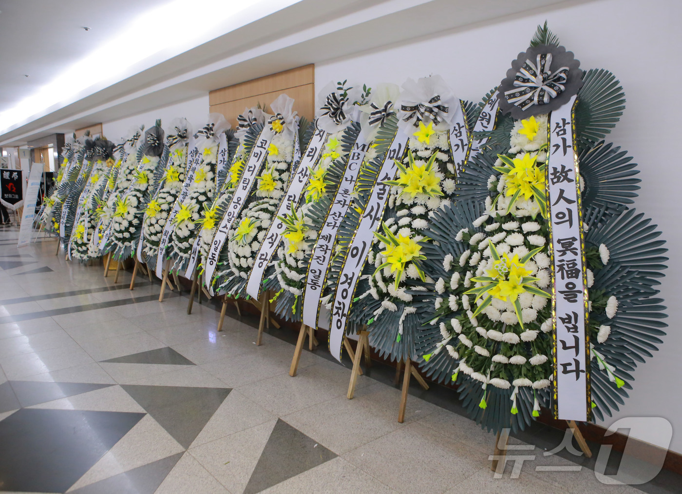 (서울=뉴스1) 사진공동취재단 = 26일 서울 송파구 서울아산병원 장례식장에 마련된 개그맨 전유성의 빈소에 근조화환들이 놓여 있다. 2025.9.26/뉴스1