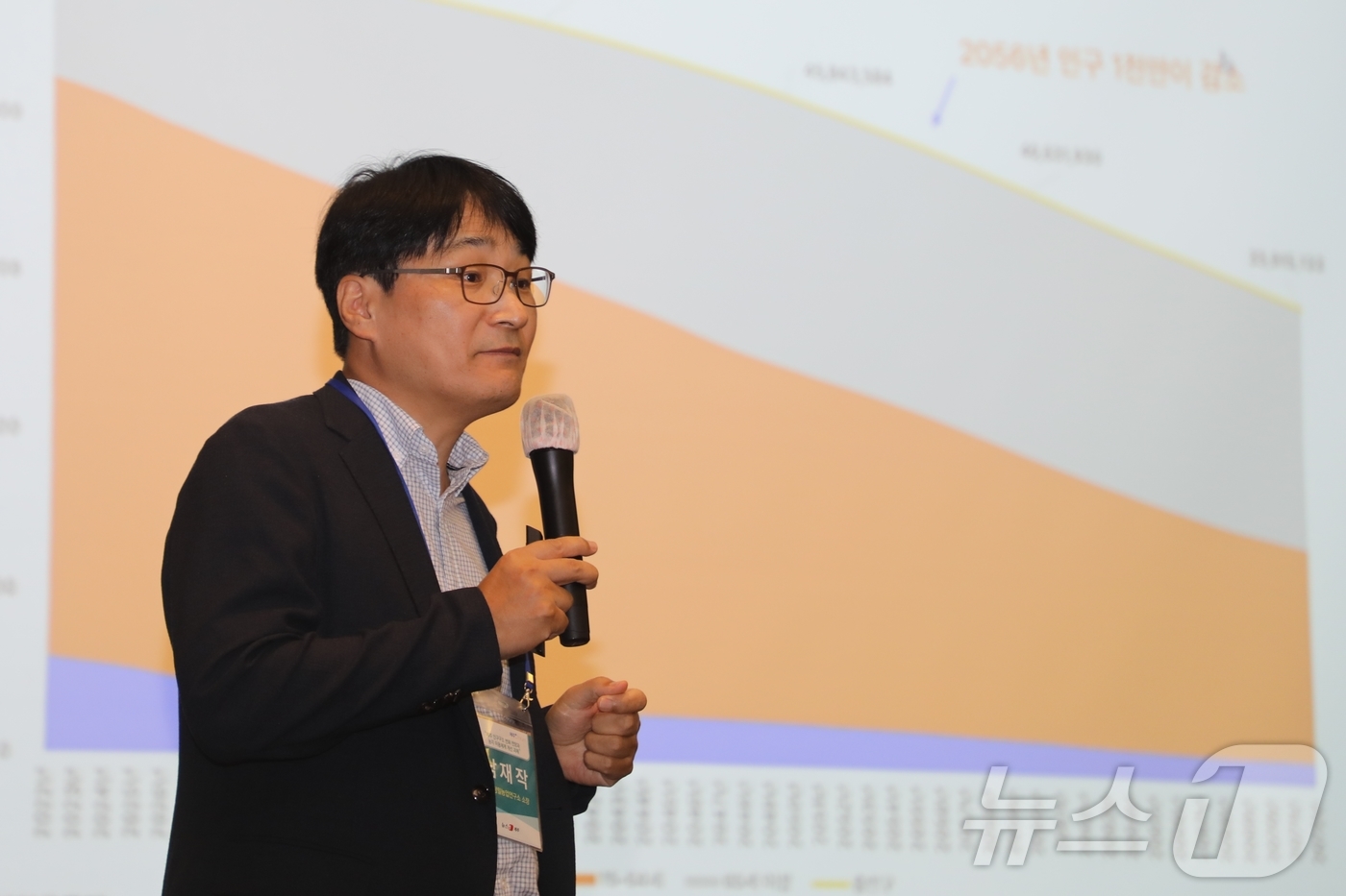 (제주=뉴스1) 홍수영 기자 = 남재작 한국정밀농업연구소 소장이 26일 제주아스타호텔에서 열린 '제10회 제주플러스포럼'에서 기조강연을 하고 있다. 이 포럼은 제주대학교RISE사업 …