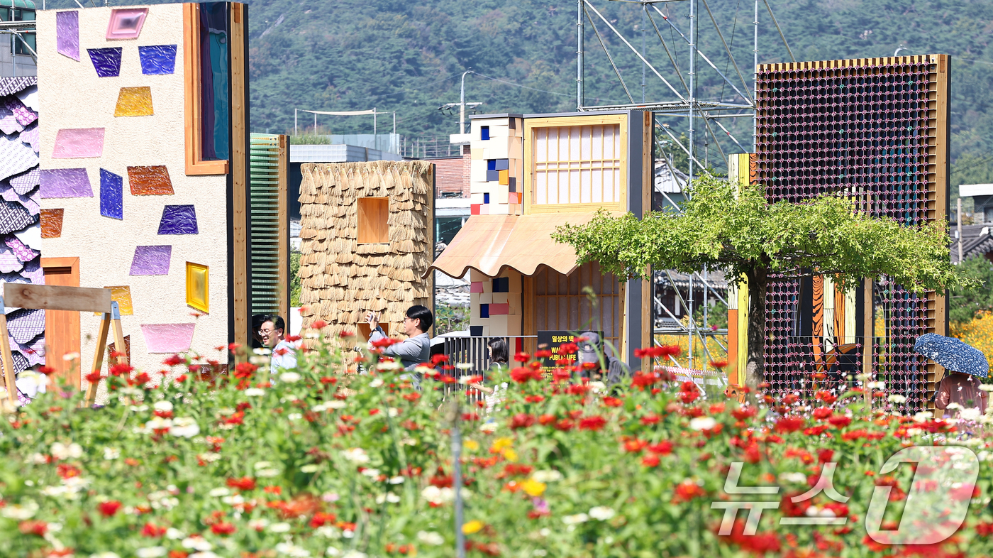 (서울=뉴스1) 김도우 기자 = 서울시가 2년마다 개최하는 국제 행사 '서울도시건축비엔날레' 개막일인 26일 서울 종로구 열린송현 녹지광장에 조형물들이 설치돼 있다. 2025.9. …